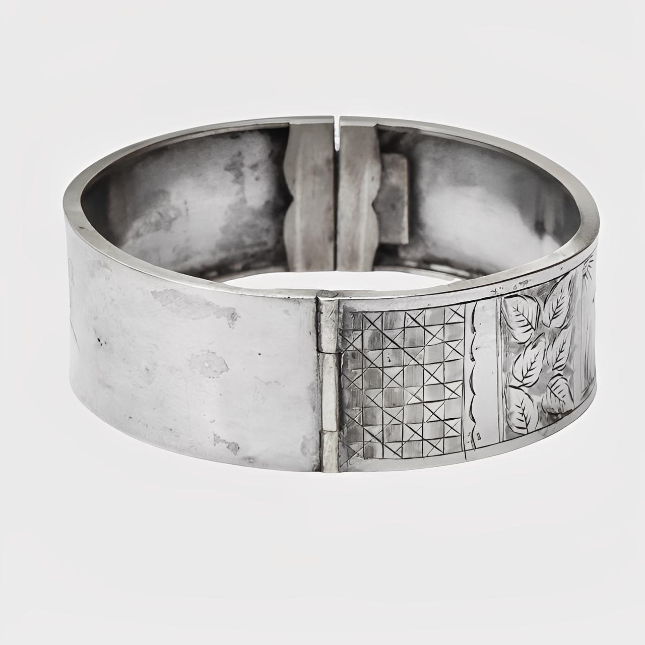 Antico bracciale Aesthetic Movement vittoriano in argento con incisione del 1885 in vendita 1