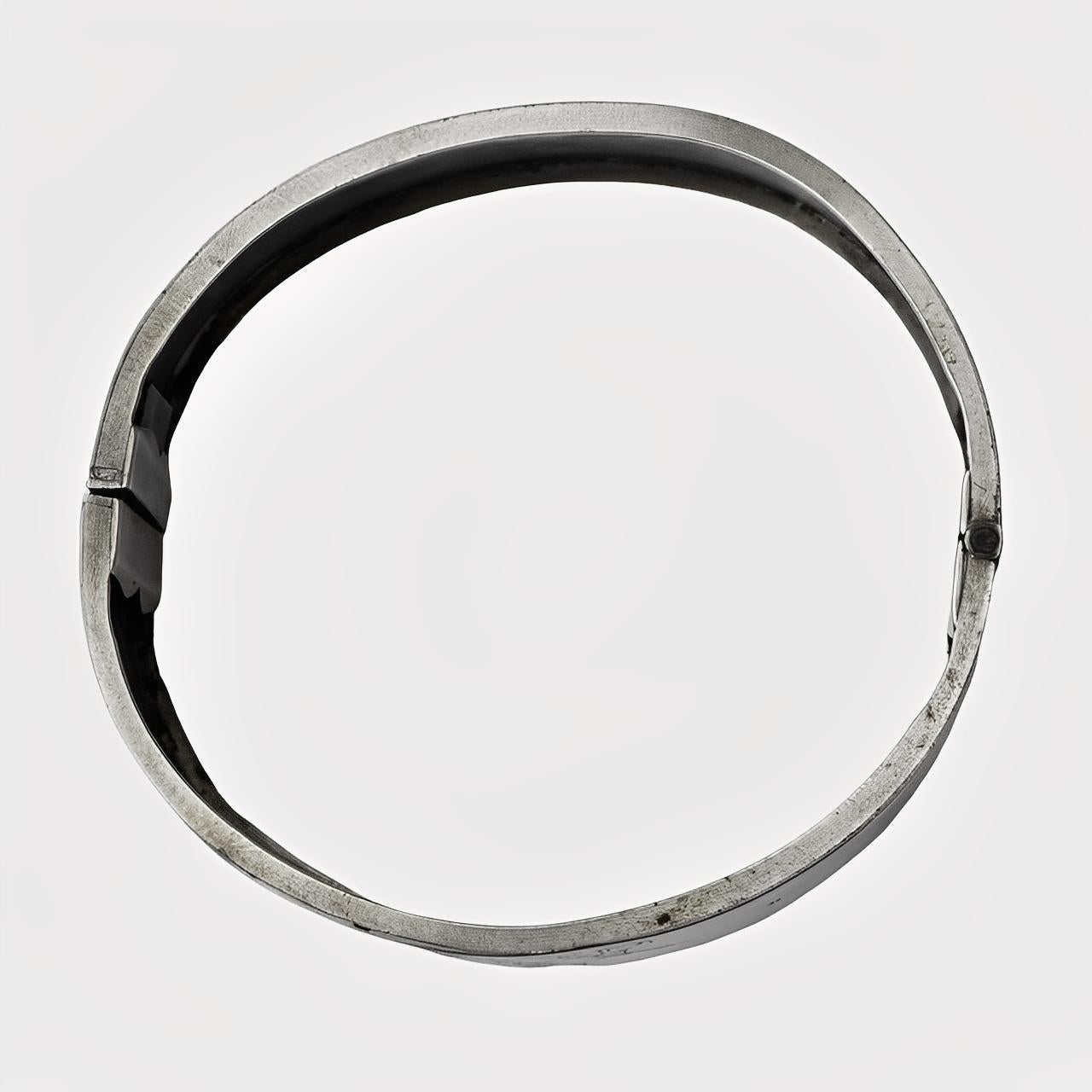 Antico bracciale Aesthetic Movement vittoriano in argento con incisione del 1885 in vendita 2