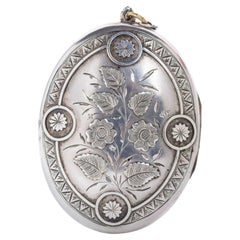 Medallón floral antiguo de plata de ley del Aesthetic Movement victoriano - 1882