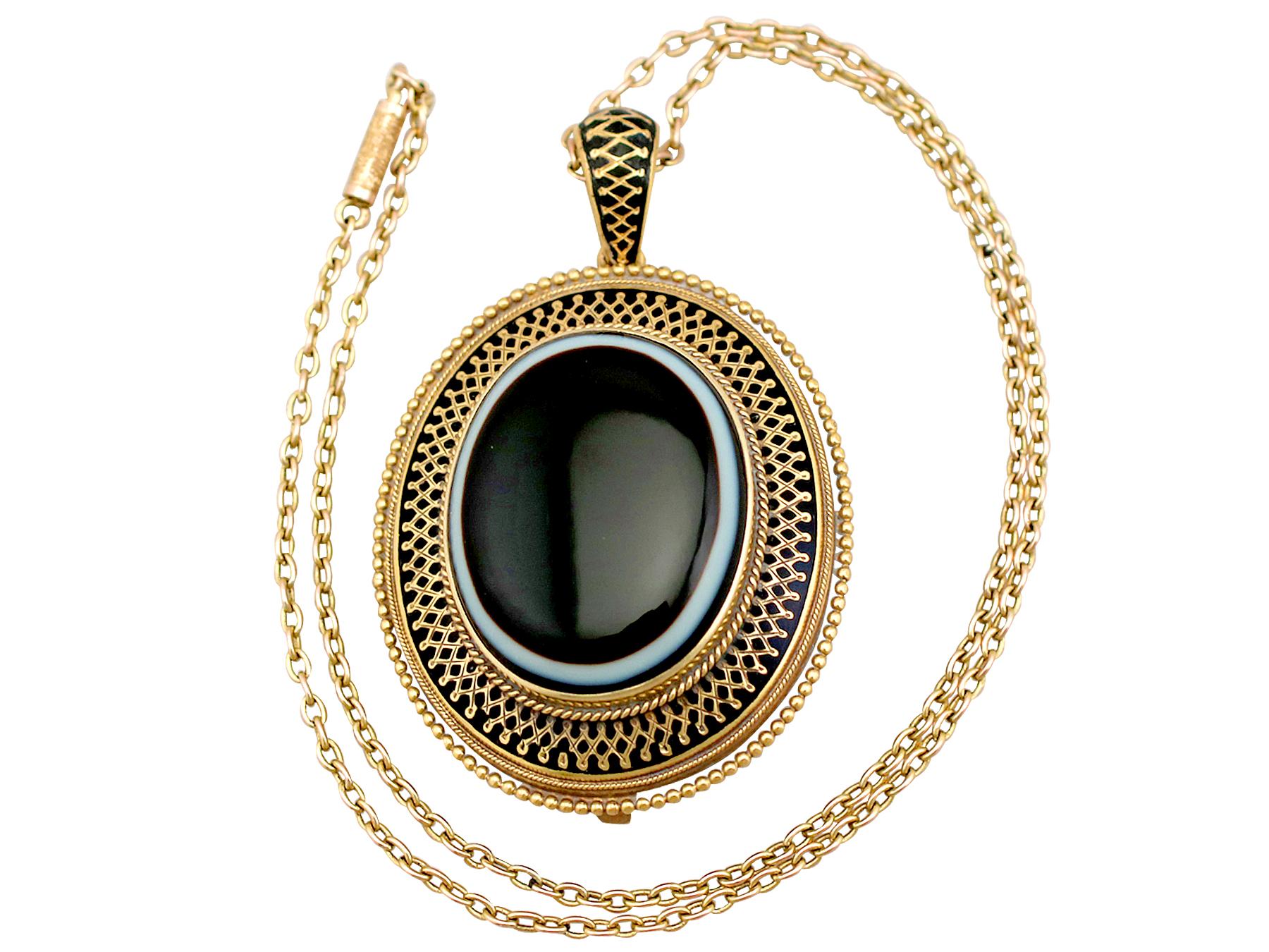 This exceptional, fine and impressive antique mourning pendant has been crafted in 15k yellow gold.

The pendant displays an oval agate panel bezel set to the center of the 15k yellow gold frame.

The bezel setting is encircled by applied rope twist
