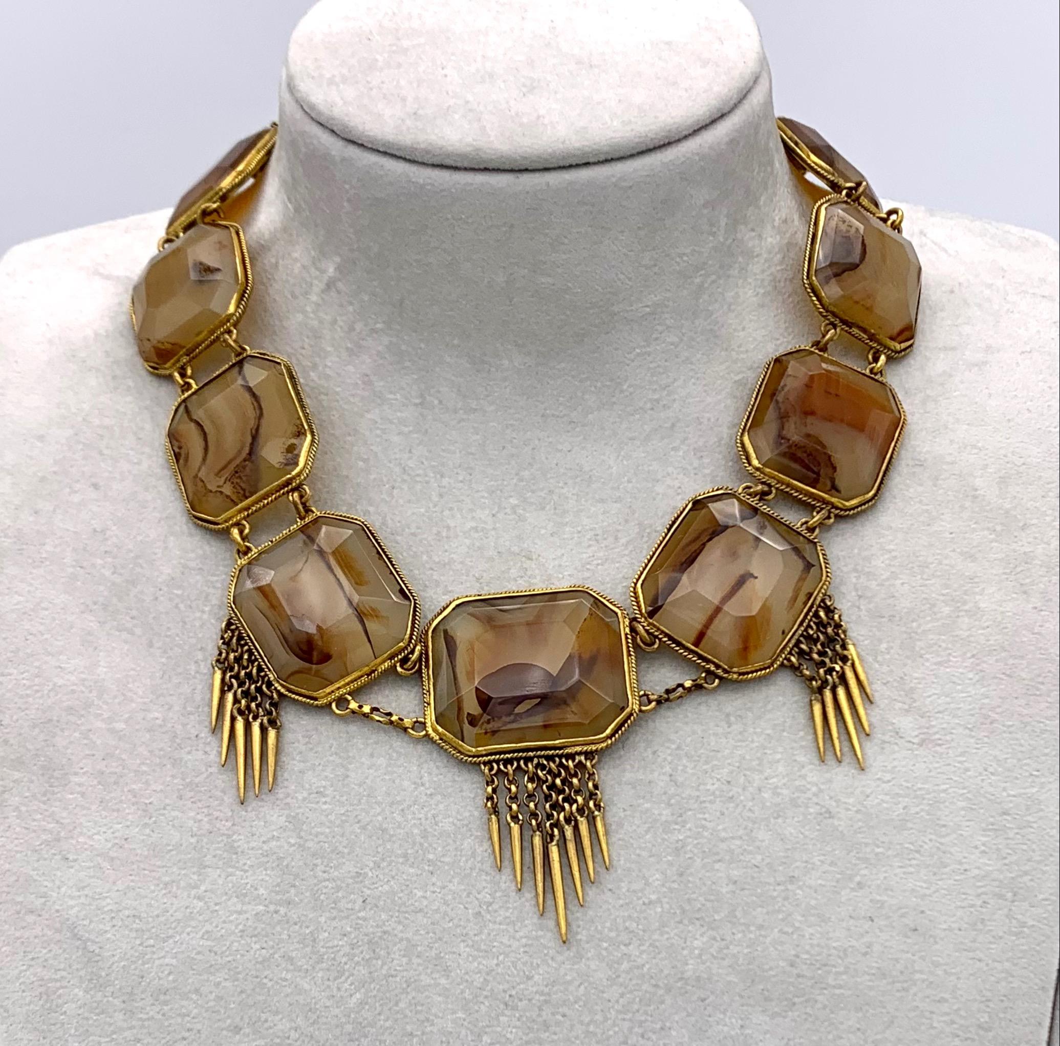 Cette demi parure victorienne moderniste se compose d'un superbe collier et de son bracelet assorti.
Les magnifiques agates ont été soigneusement choisies, chaque pierre est une des peintures abstraites de la nature.
Le centre du collier est