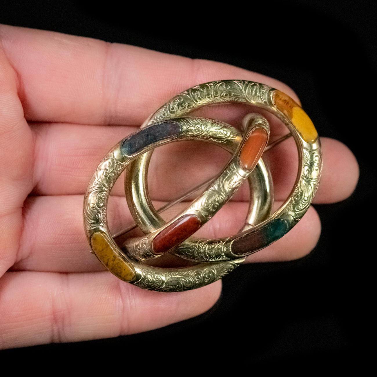 Antique Victorian Agate Knot Brooch Pinchbeck Yellow Gold, circa 1900 For Sale 1