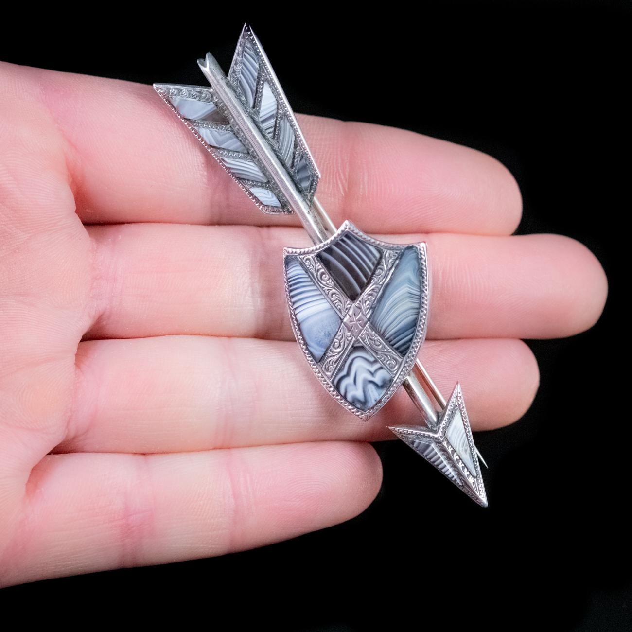 Antique Victorian Agate Shield and Arrow Brooch, circa 1860 For Sale 2