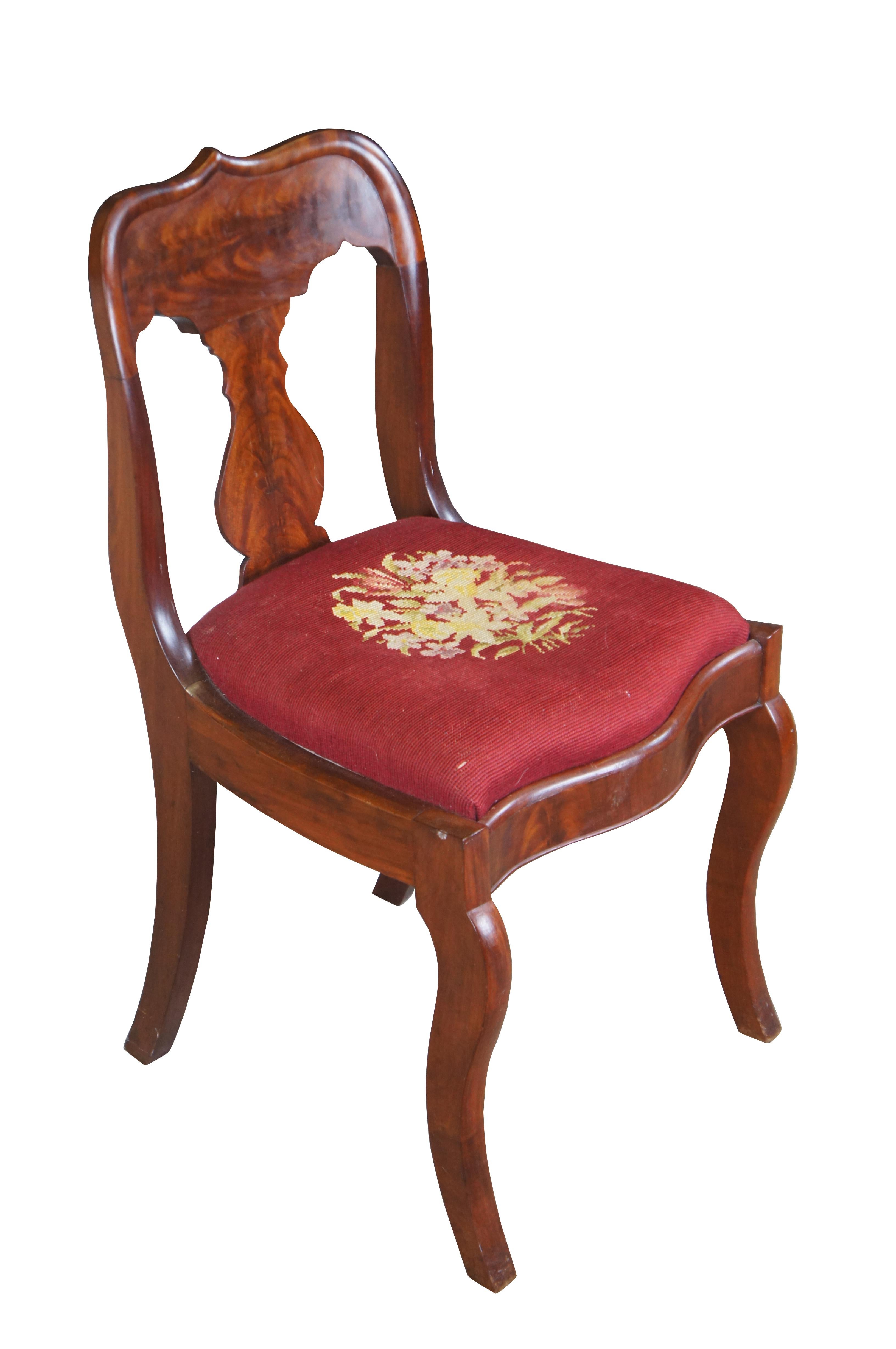 Charmante chaise d'appoint ancienne de style Empire américain. Cadre en acajou avec placage en acajou crochu. La chaise est ornée d'un cimier orné, d'une plinthe en forme de vase, d'un tablier serpentin et d'une assise en aiguille