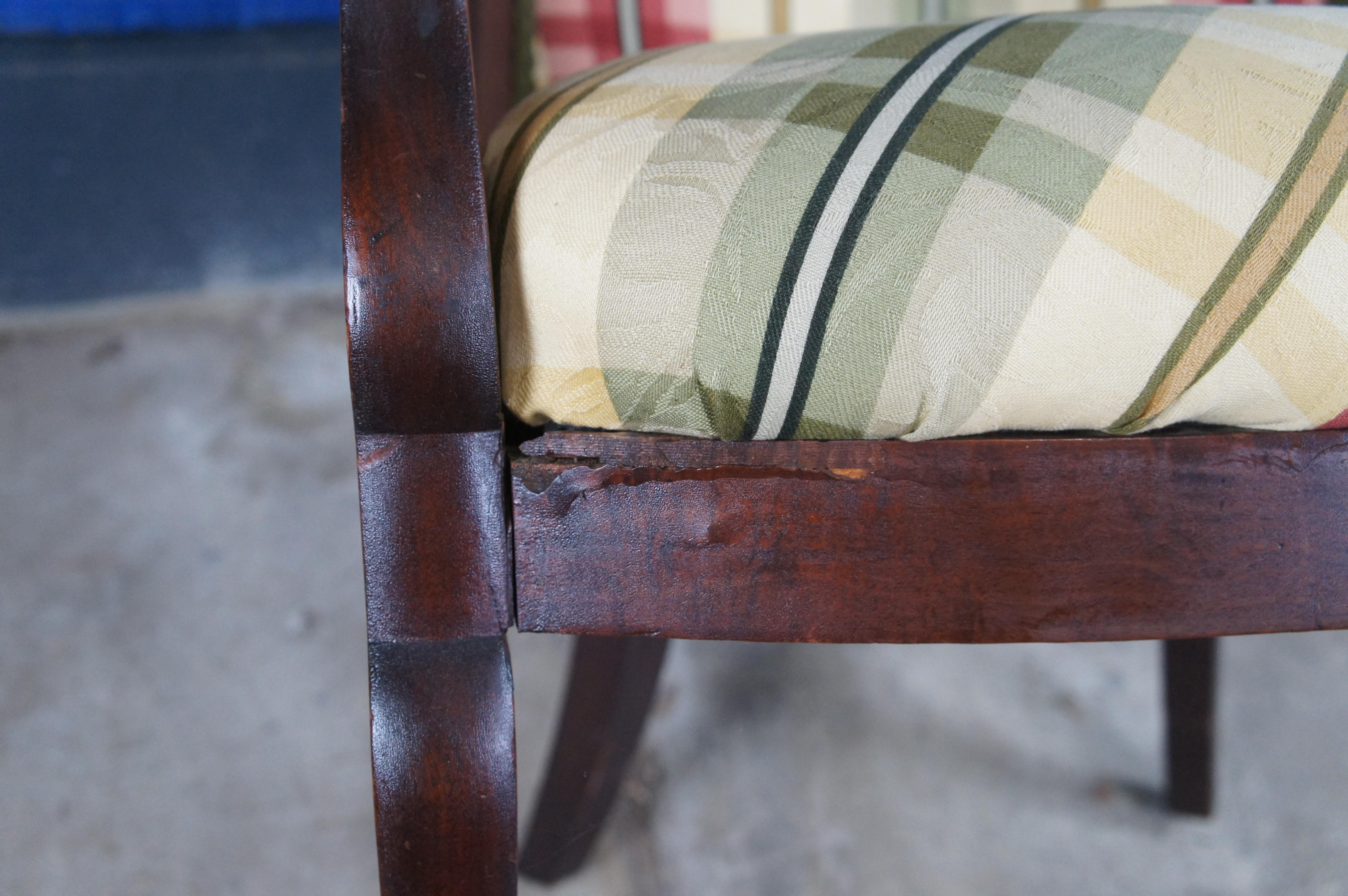 Fauteuils de salon Empire américains anciens en acajou à carreaux et à volutes en vente 5