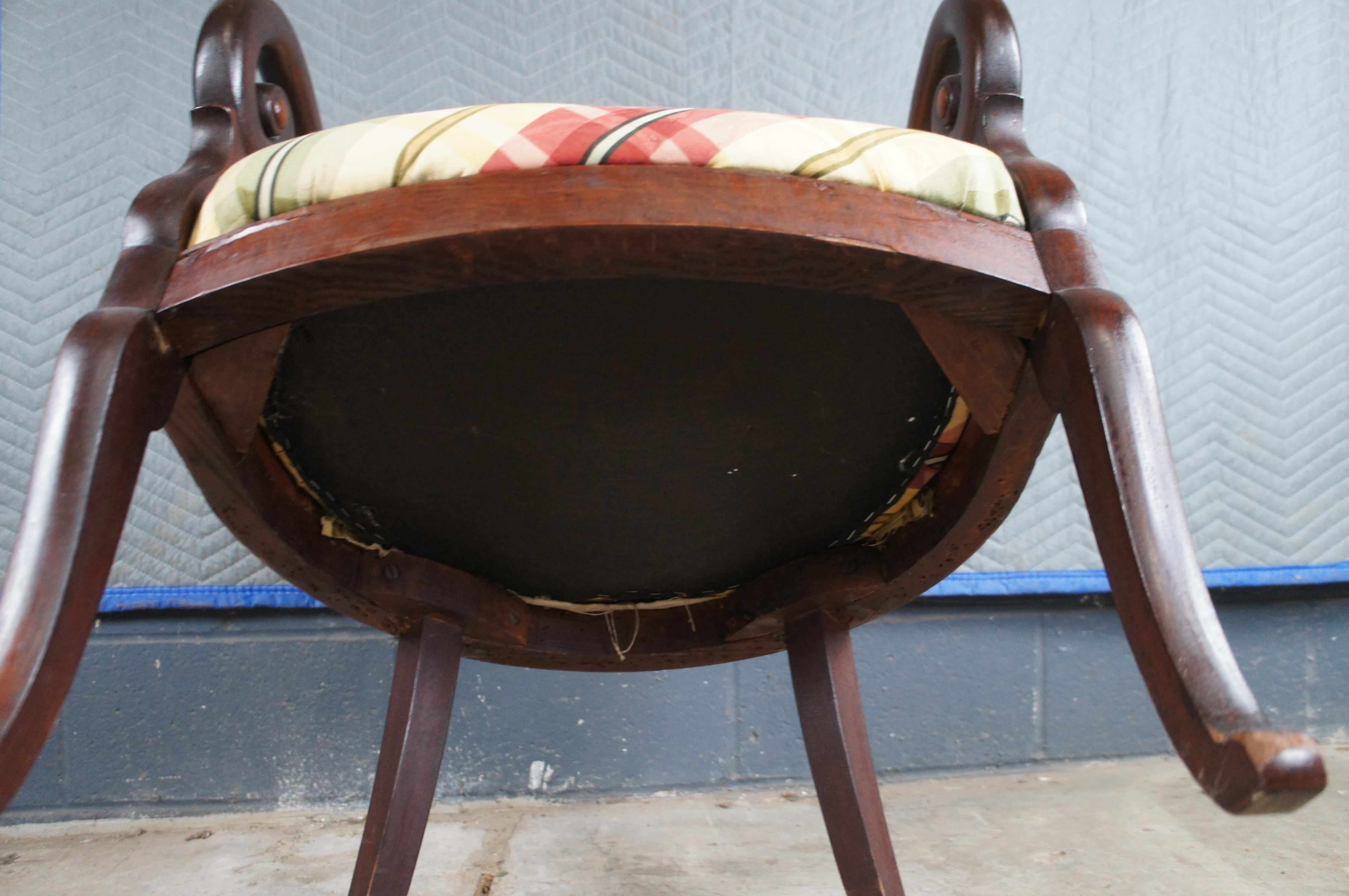 Fauteuils de salon Empire américains anciens en acajou à carreaux et à volutes en vente 6