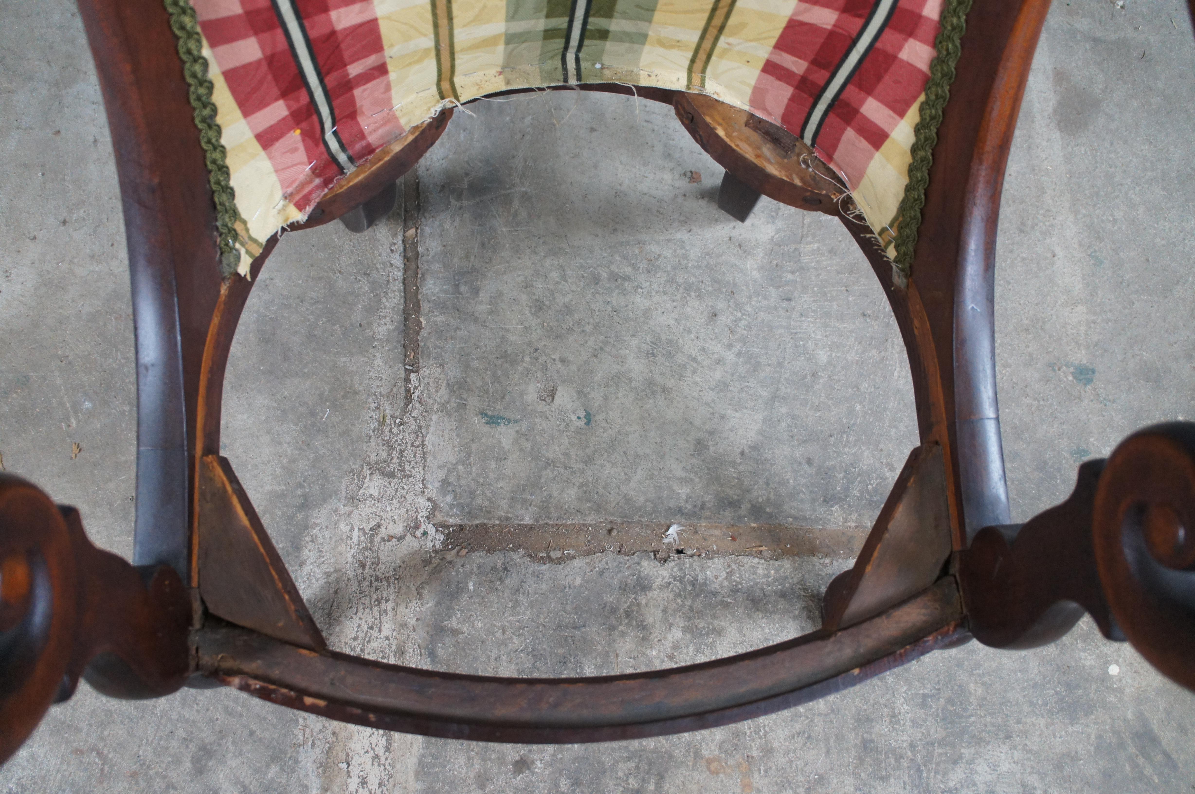 Fauteuils de salon Empire américains anciens en acajou à carreaux et à volutes en vente 7