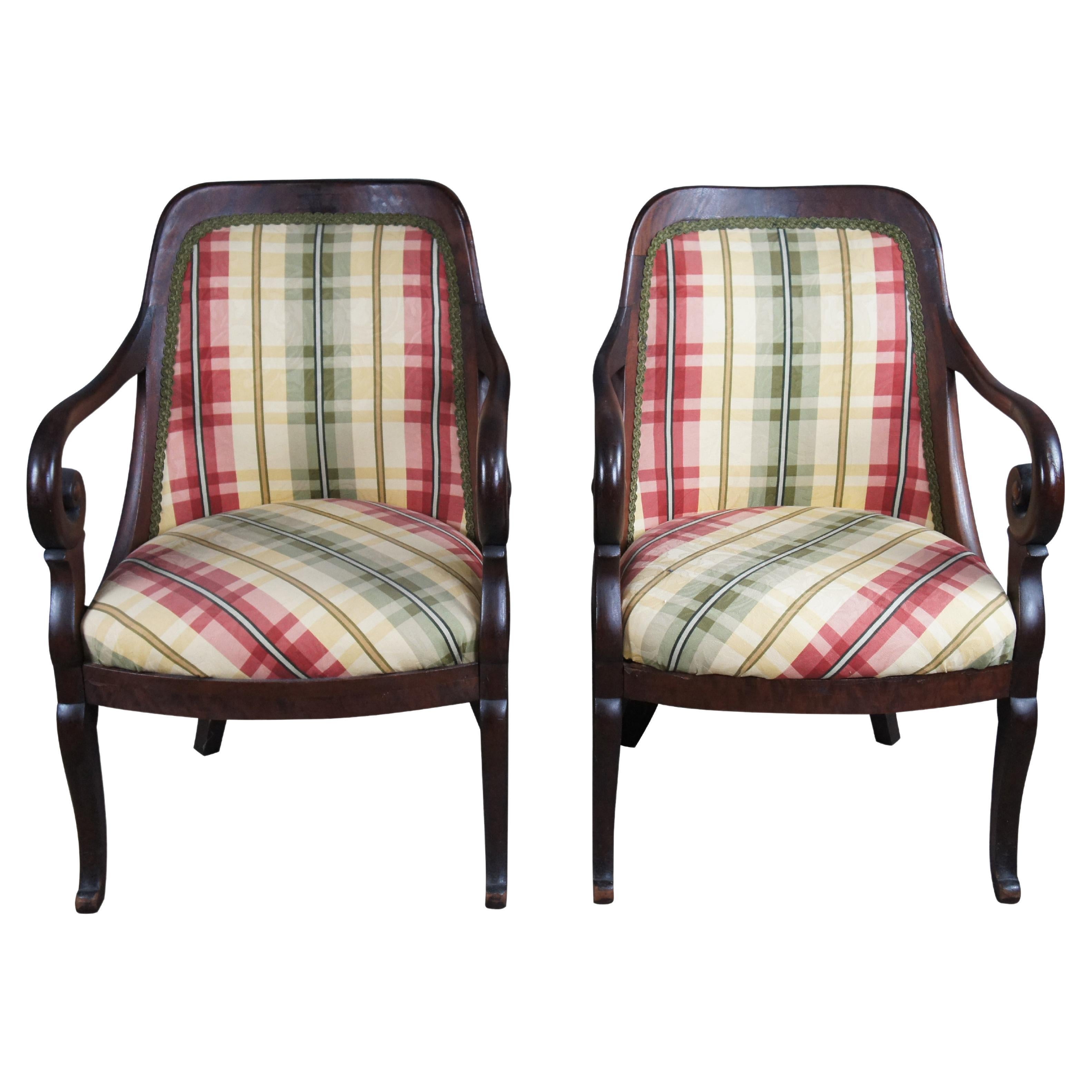Fauteuils de salon / bibliothèque victoriens anciens.  Fabriqué en acajou, il présente un style Empire américain / Régence avec des accoudoirs à volutes et un rembourrage à carreaux.

Dimensions :
22