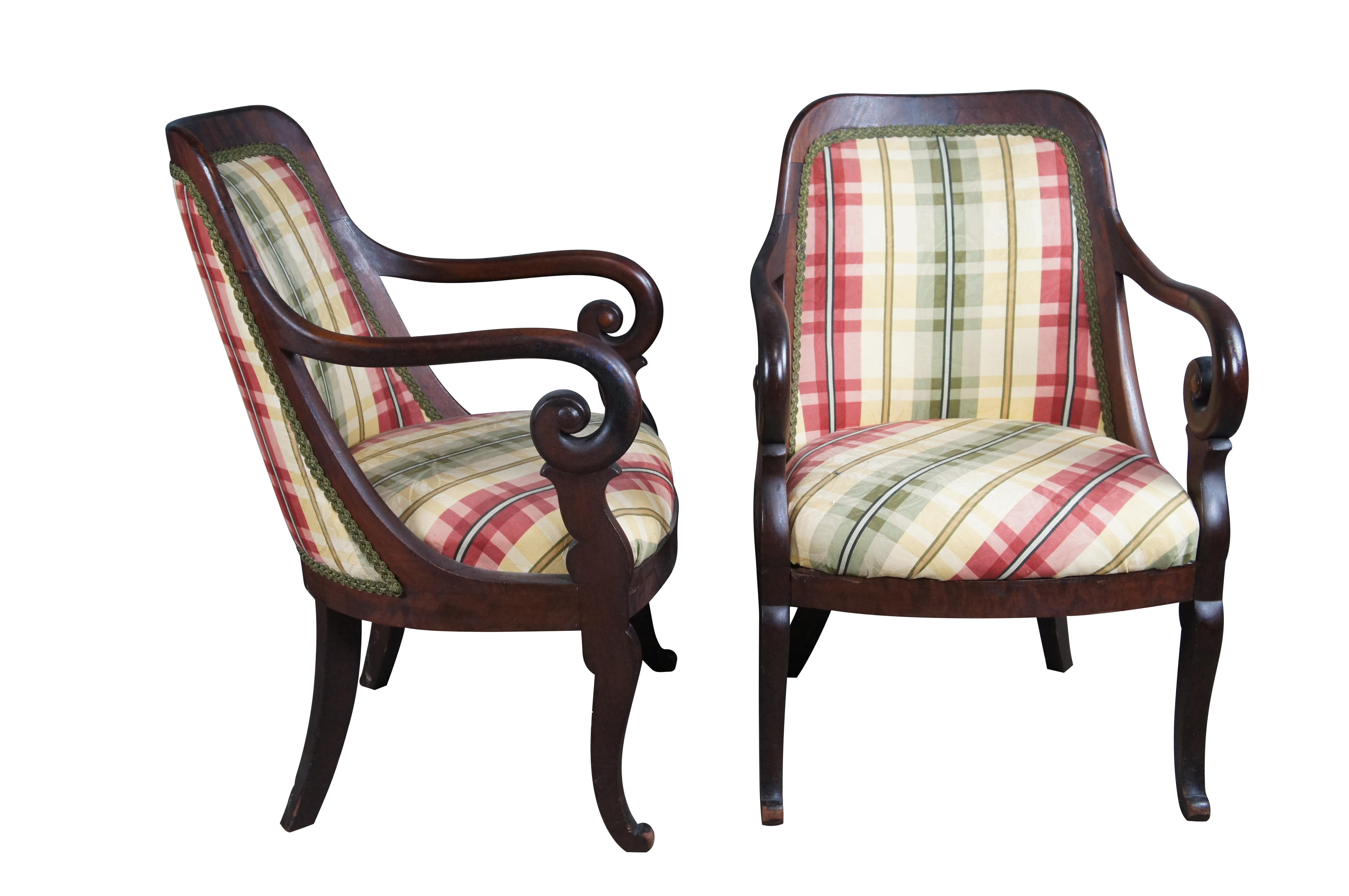 Américain Fauteuils de salon Empire américains anciens en acajou à carreaux et à volutes en vente