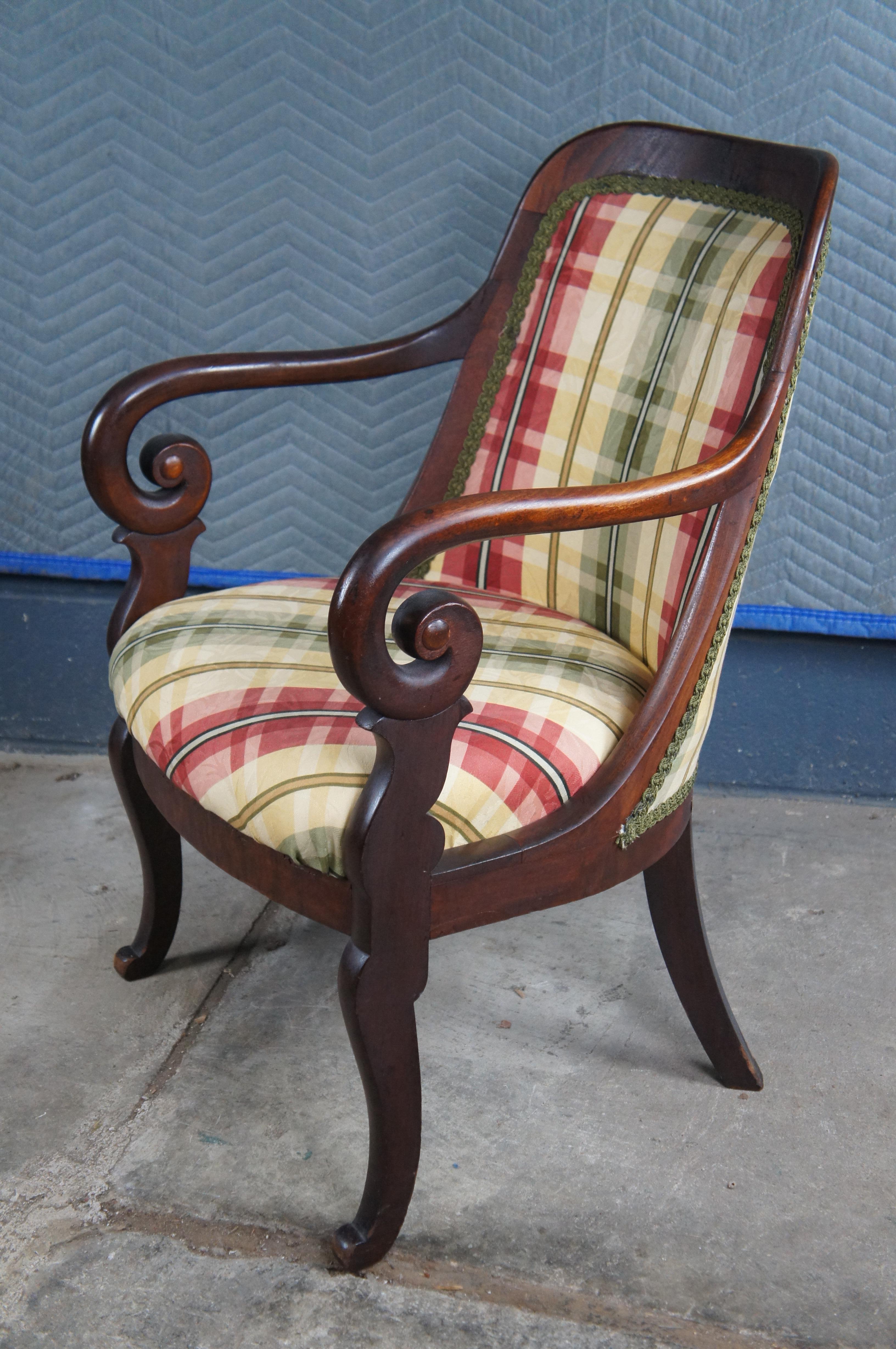 Fauteuils de salon Empire américains anciens en acajou à carreaux et à volutes État moyen - En vente à Dayton, OH