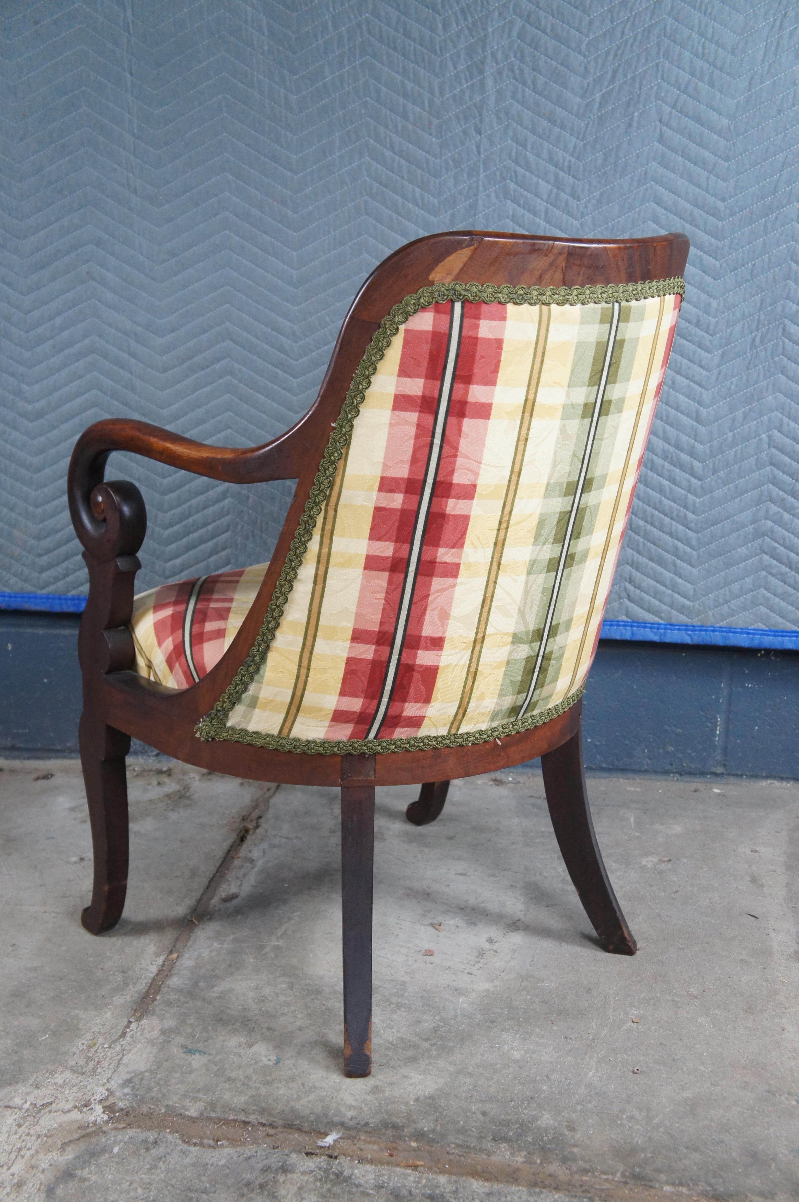 XIXe siècle Fauteuils de salon Empire américains anciens en acajou à carreaux et à volutes en vente