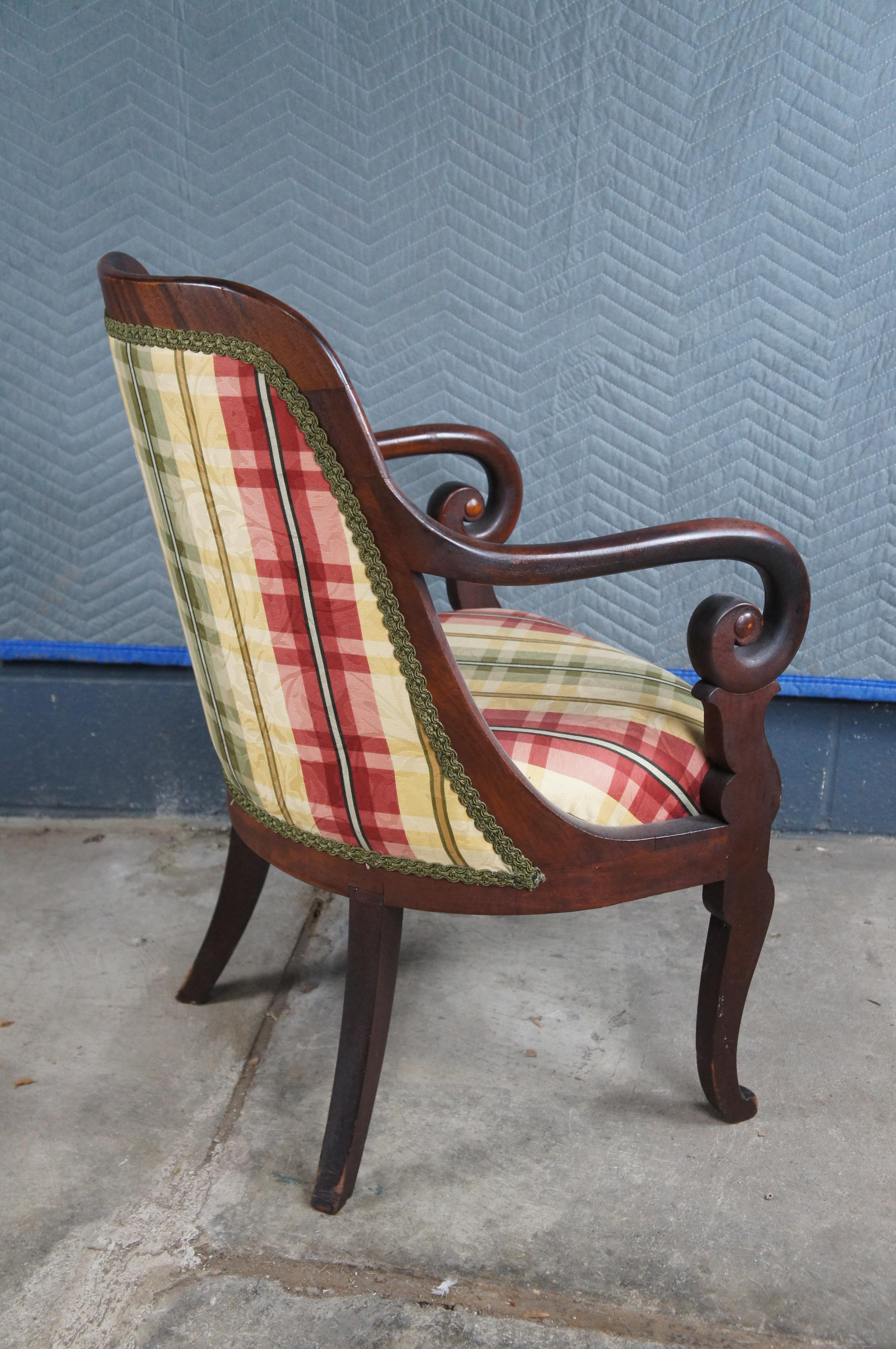 Tissu Fauteuils de salon Empire américains anciens en acajou à carreaux et à volutes en vente