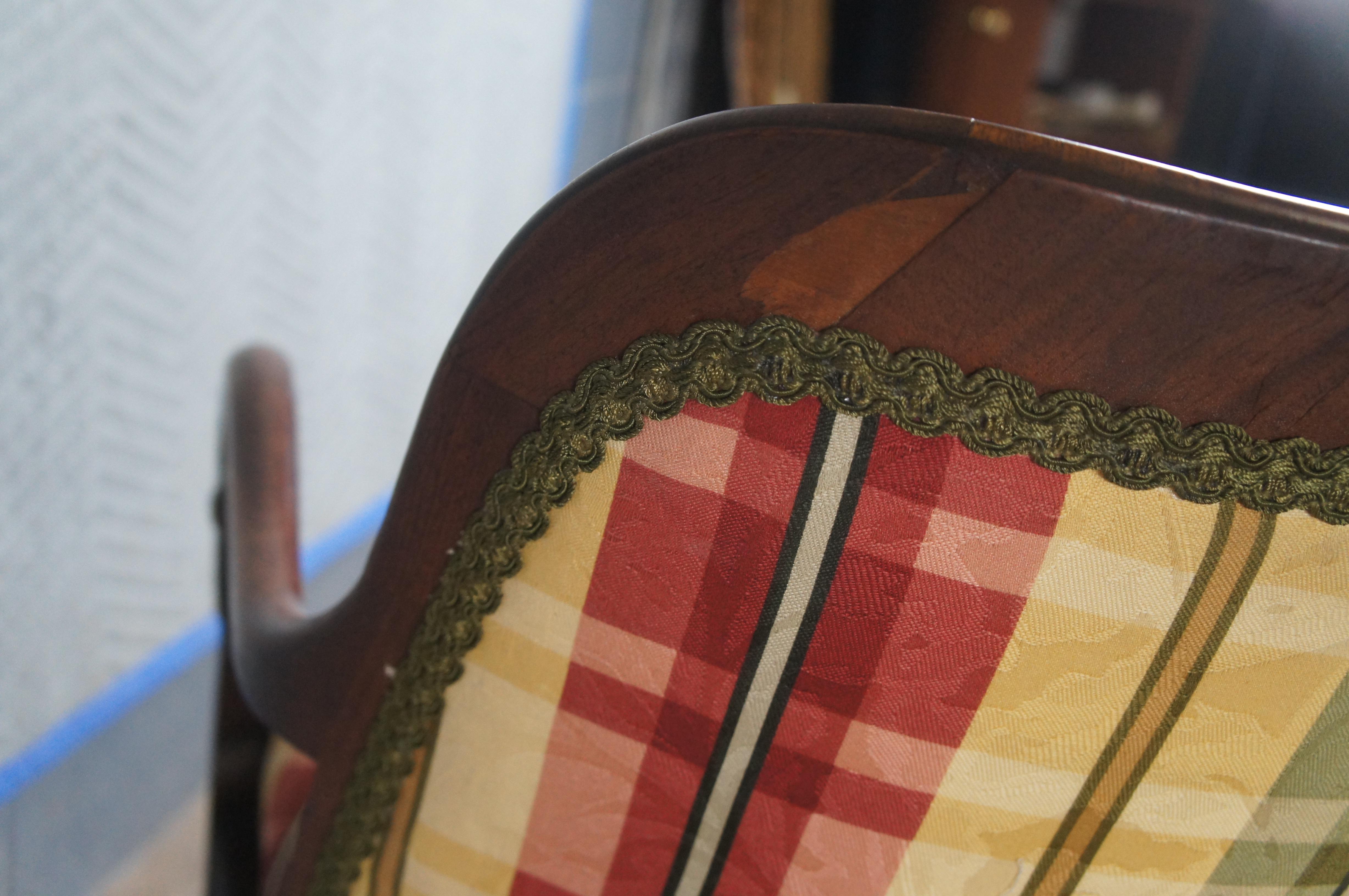 Fauteuils de salon Empire américains anciens en acajou à carreaux et à volutes en vente 1