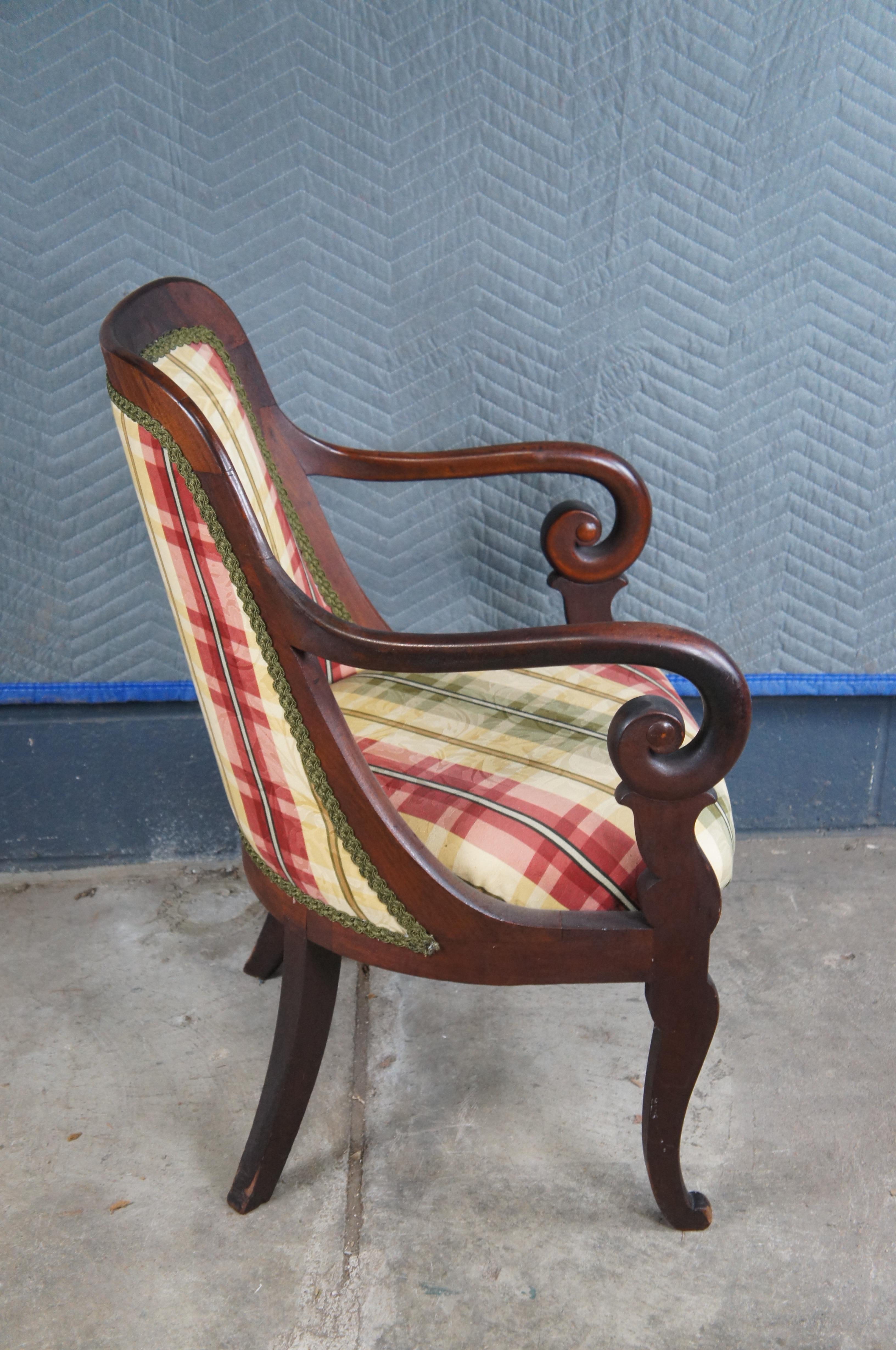 Fauteuils de salon Empire américains anciens en acajou à carreaux et à volutes en vente 2