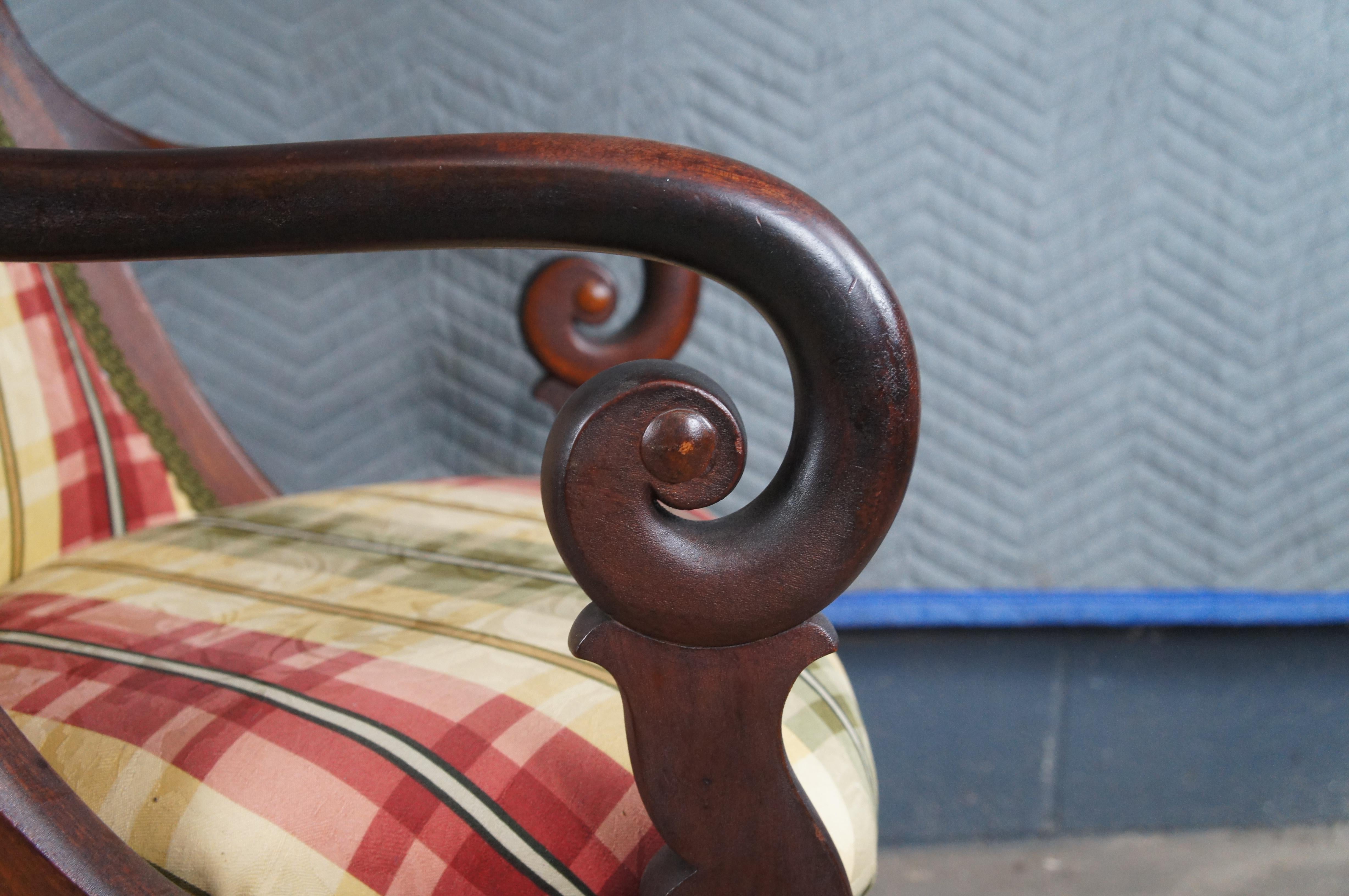 Fauteuils de salon Empire américains anciens en acajou à carreaux et à volutes en vente 3