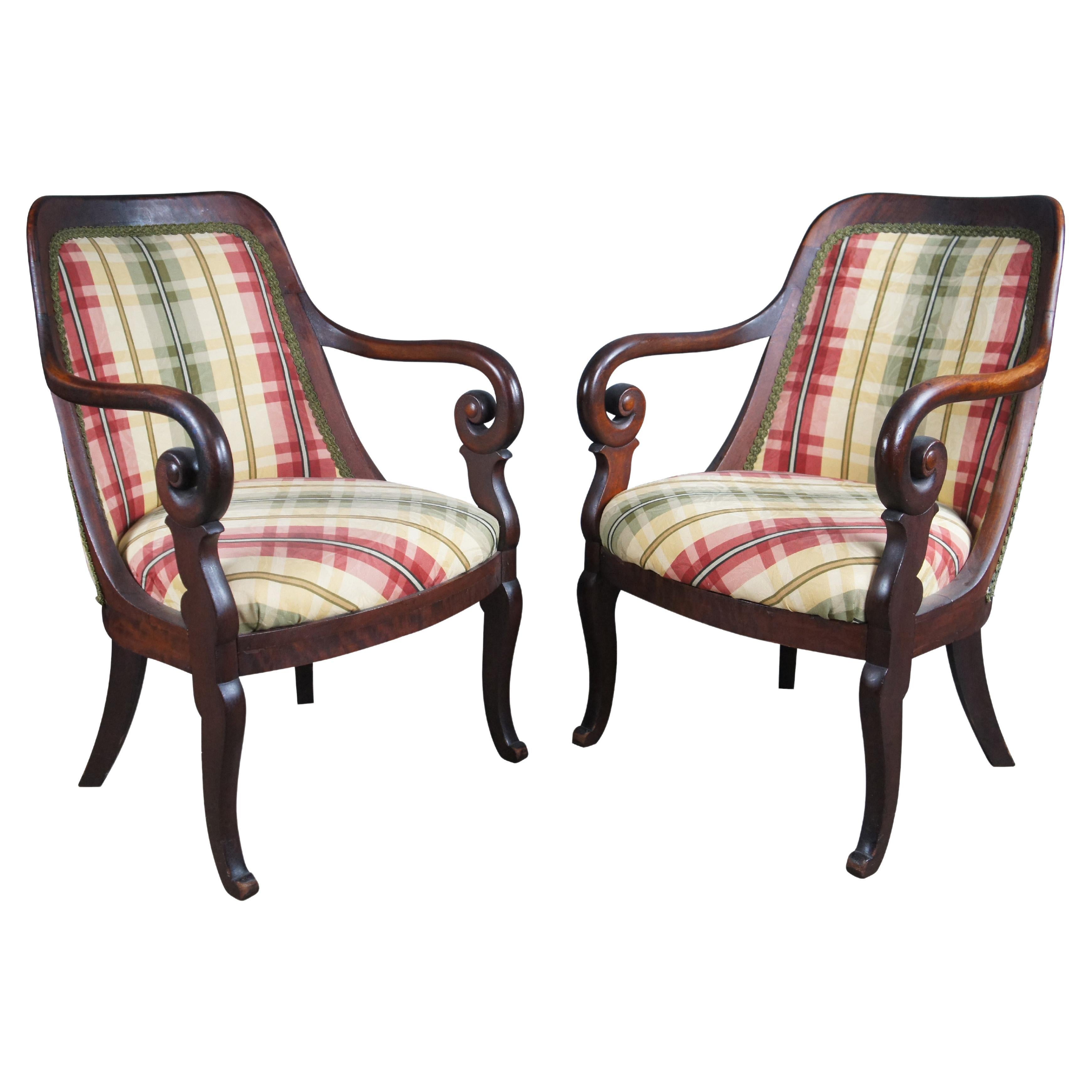 Fauteuils de salon Empire américains anciens en acajou à carreaux et à volutes en vente