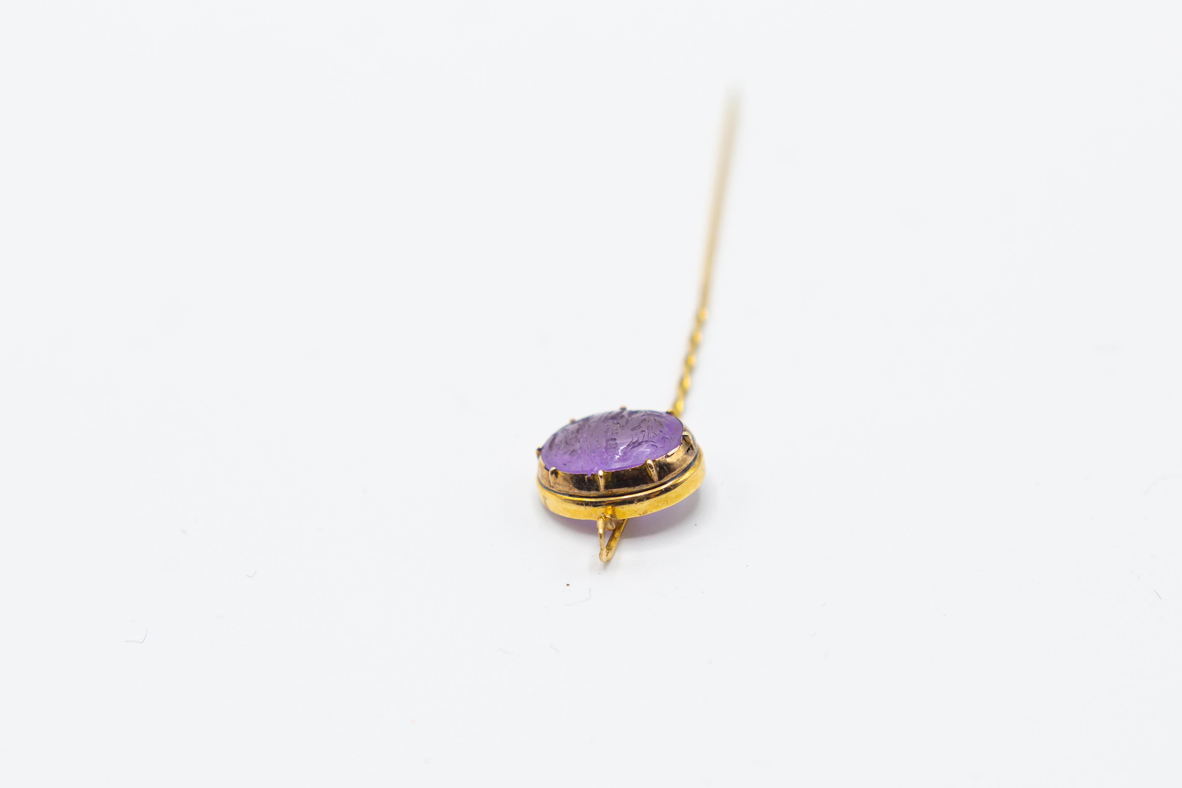 Antique Victorian amethyst stick pin in 18k gold. Hand carved amethyst where a woman puts a crown on a man. 1880s. It comes from Austria. Meets the 18k gold purity tested by professional jeweler.