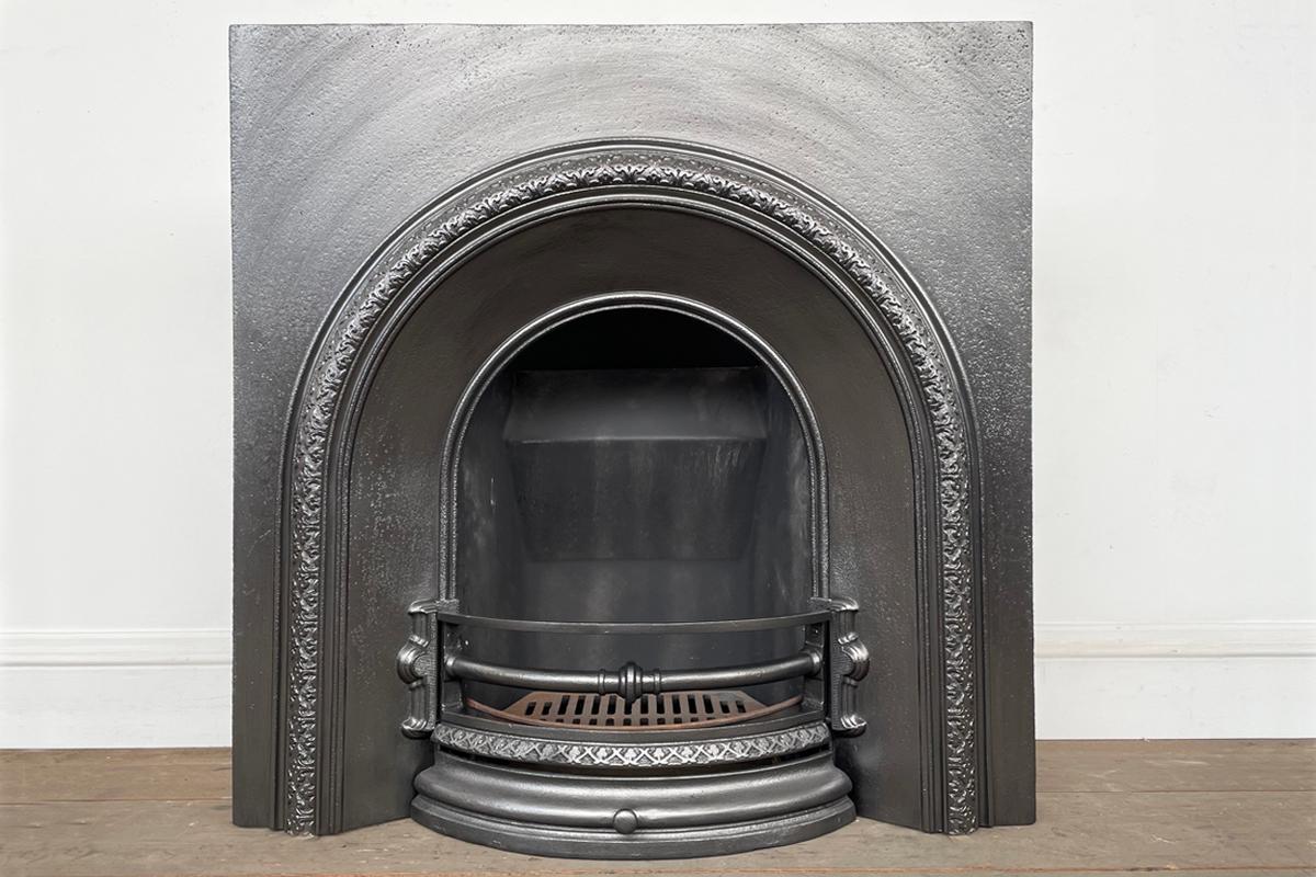 Antique Victorian arched cast iron fireplace insert. Circa 1860.

For detailed sizes please see the size diagram in the image gallery.

Finished with traditional black grate polish and complete with a new clay fireback cast iron bottom grate and