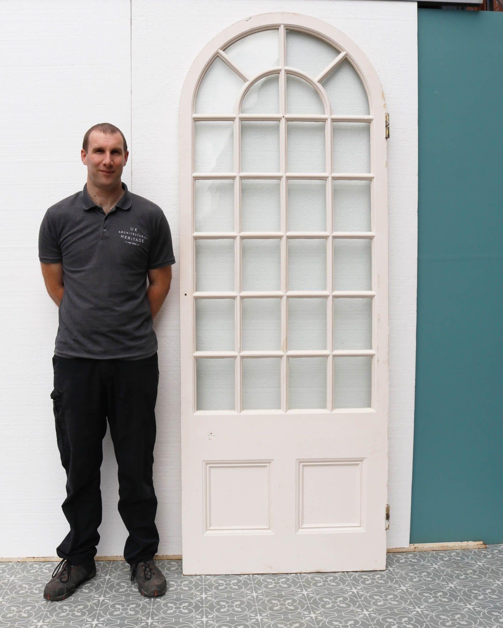 Une ancienne porte victorienne cintrée vitrée blanche convenant à un usage intérieur. Datant d'environ 1870, cette élégante porte provient d'une orangerie victorienne de Tetbury, en Angleterre.

D'une allure gracieuse et élégante, cette porte