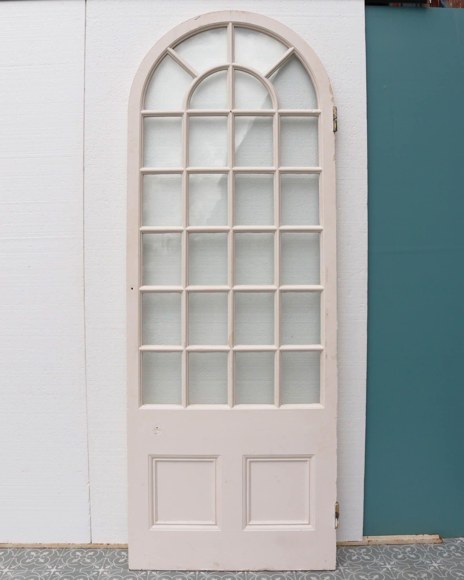 Vernissé Ancienne porte victorienne cintrée vitrée blanche en vente