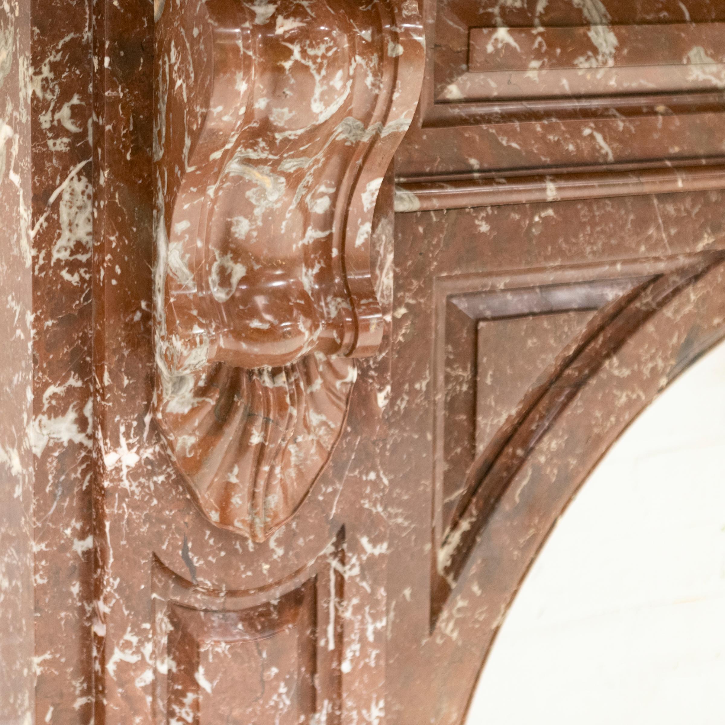 Antico Rouge Royal ad arco vittoriano circondato da marmo in vendita 5