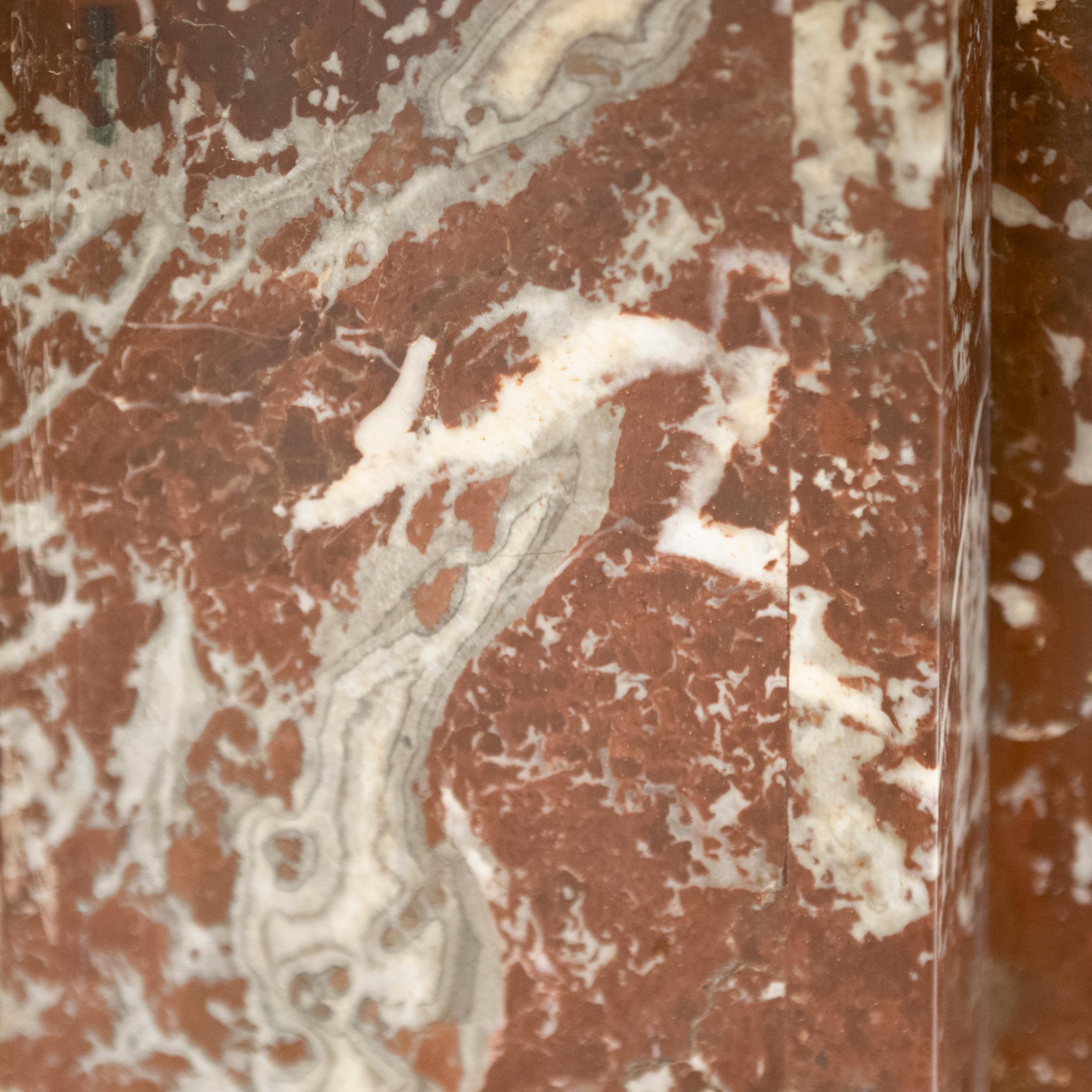 Antico Rouge Royal ad arco vittoriano circondato da marmo in vendita 12