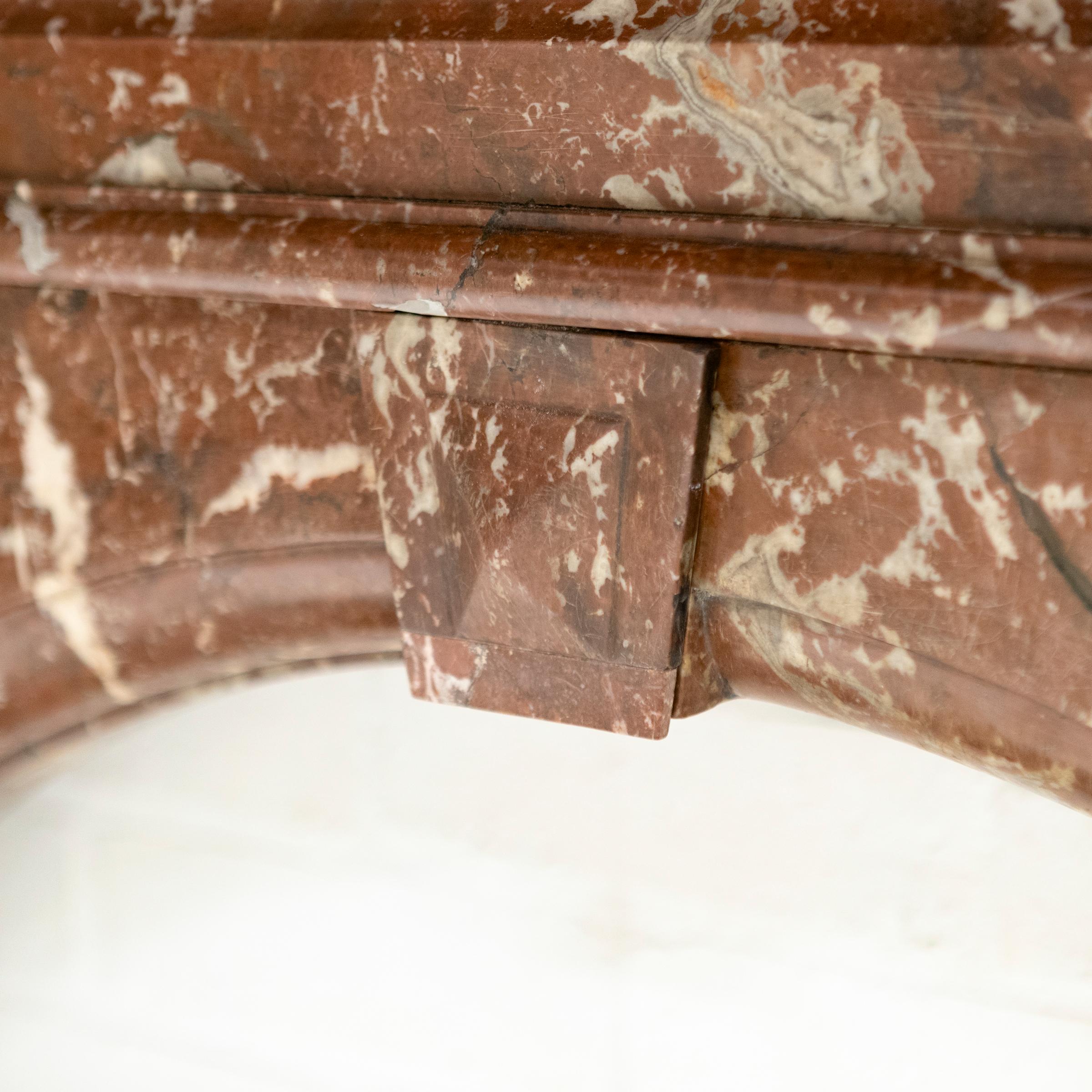 Antico Rouge Royal ad arco vittoriano circondato da marmo in vendita 13