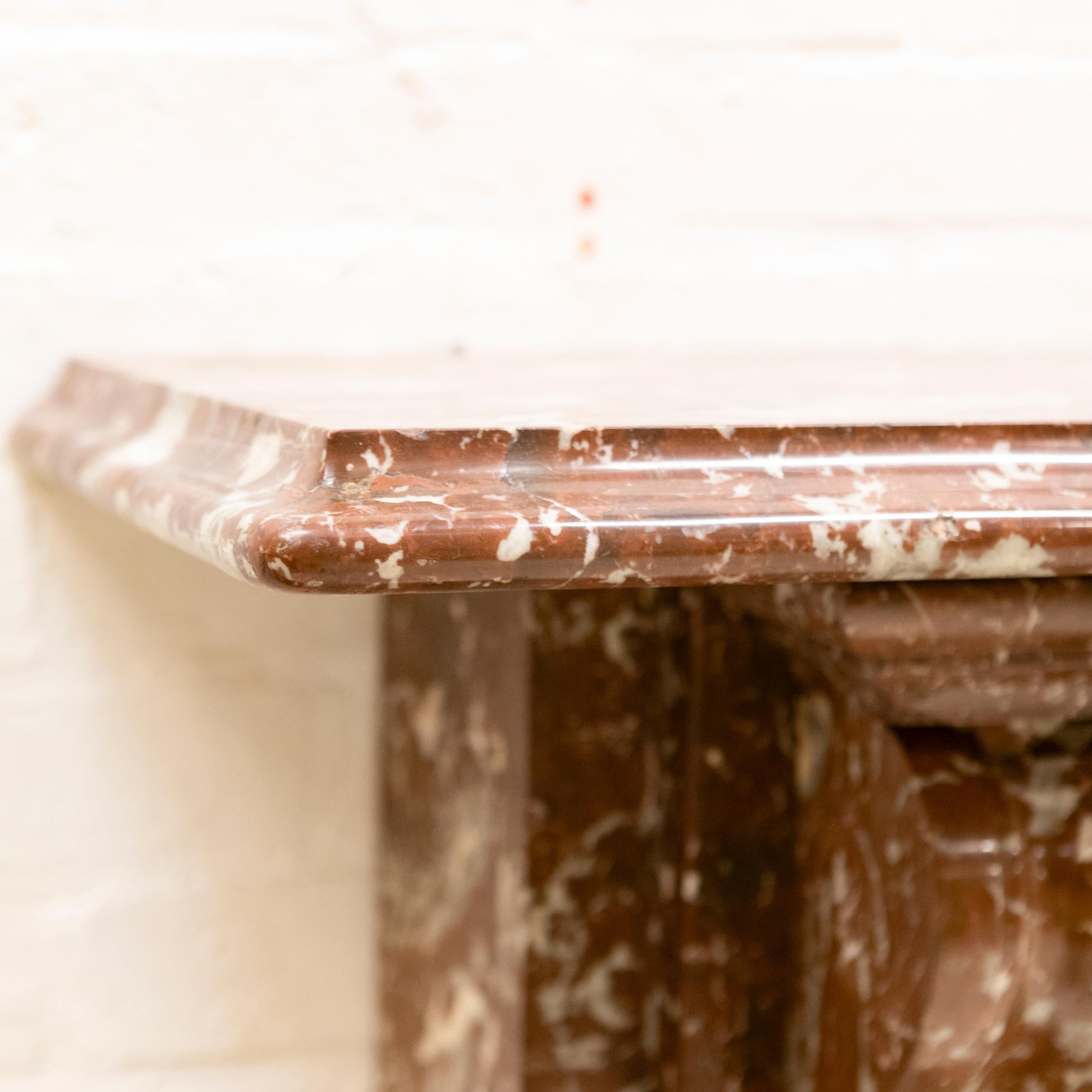 Realizzato in marmo Rouge Royal Red, questo camino originale del periodo tardo-vittoriano ed edoardiano è stato delicatamente restaurato in casa.

Questo caminetto presenta una sofisticata mensola smussata, elegantemente sostenuta da mensole