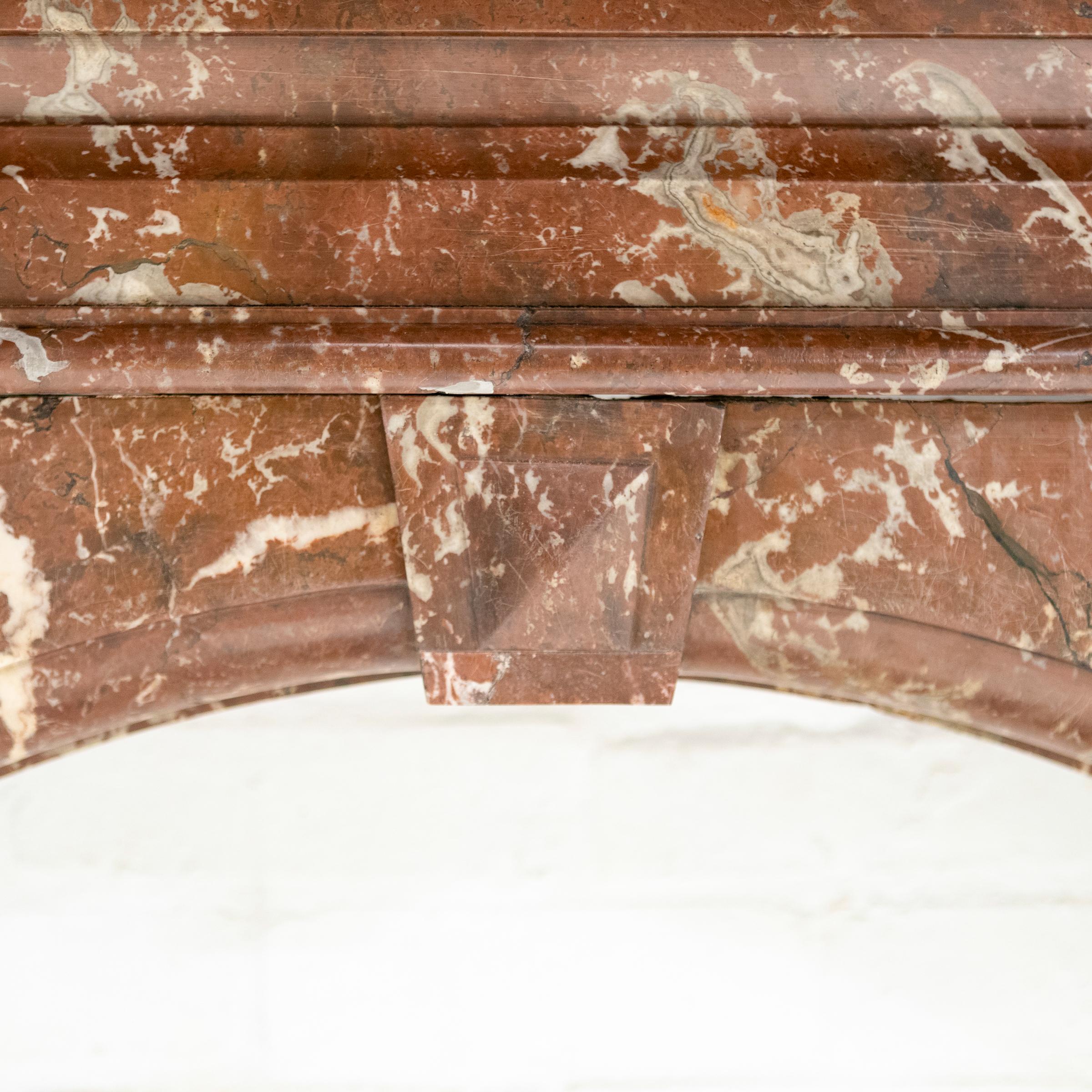XIX secolo Antico Rouge Royal ad arco vittoriano circondato da marmo in vendita