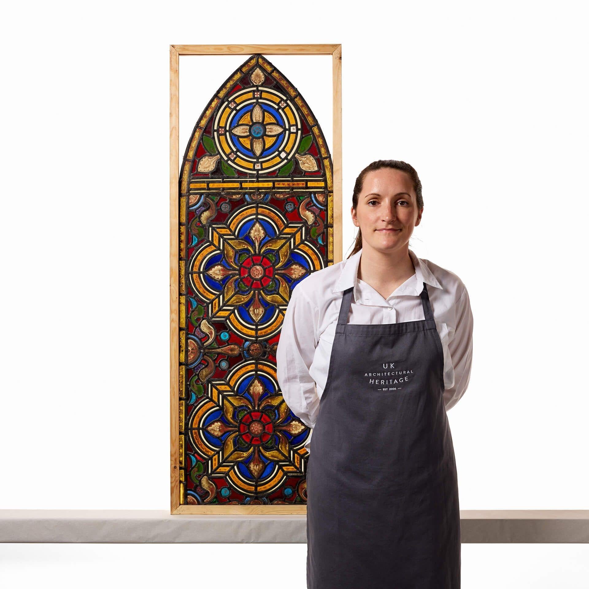 Un'antica vetrata vittoriana ad arco con una rosa Tudor stilizzata, proveniente da una chiesa del nord dell'Inghilterra.

Tre fiori dettagliati dipinti a mano, che si pensa siano la Rosa di Tudor, si trovano al centro di questa vetrata di epoca