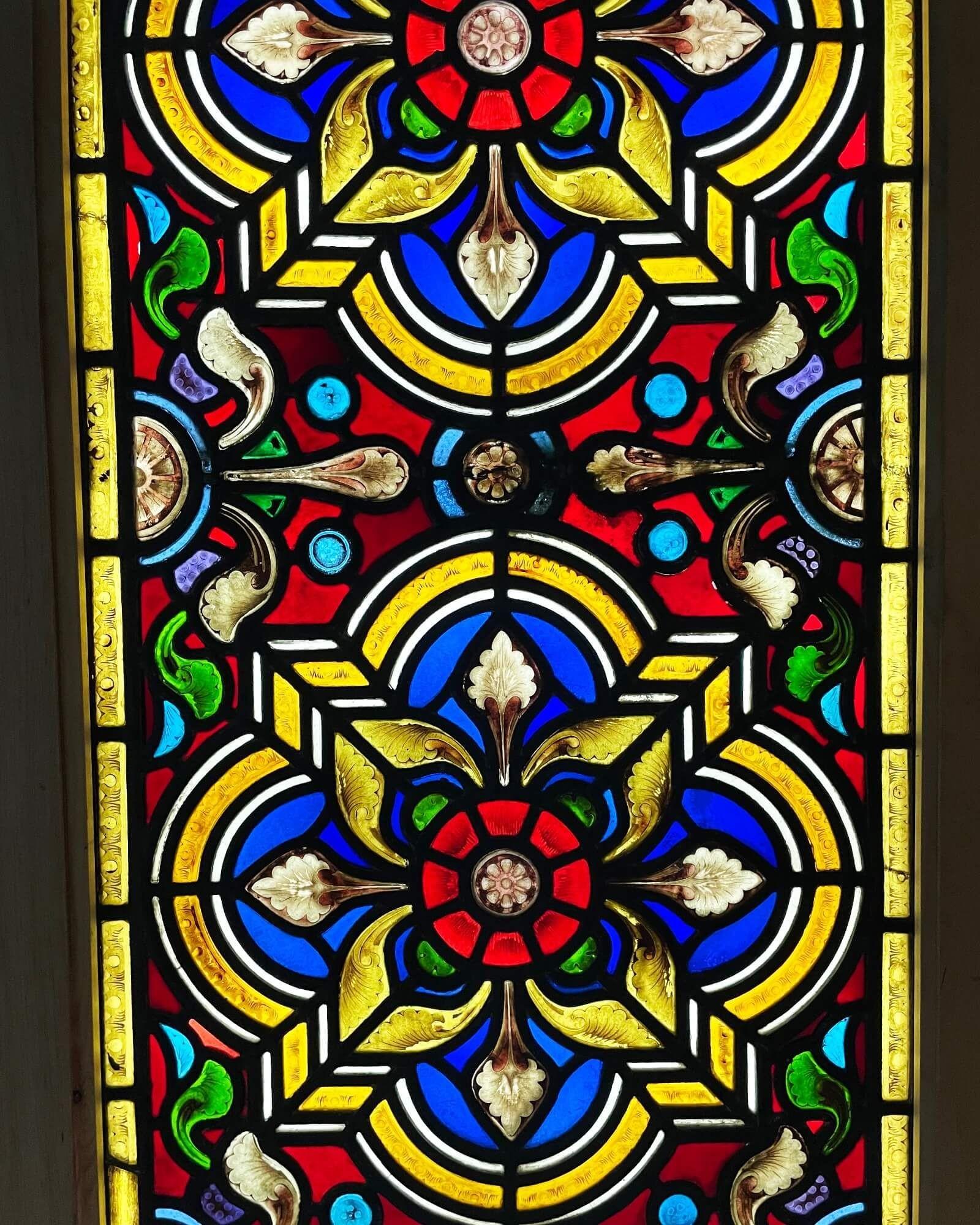 Antique Victorian Arched Stained Glass Window of Tudor Rose In Fair Condition For Sale In Wormelow, Herefordshire