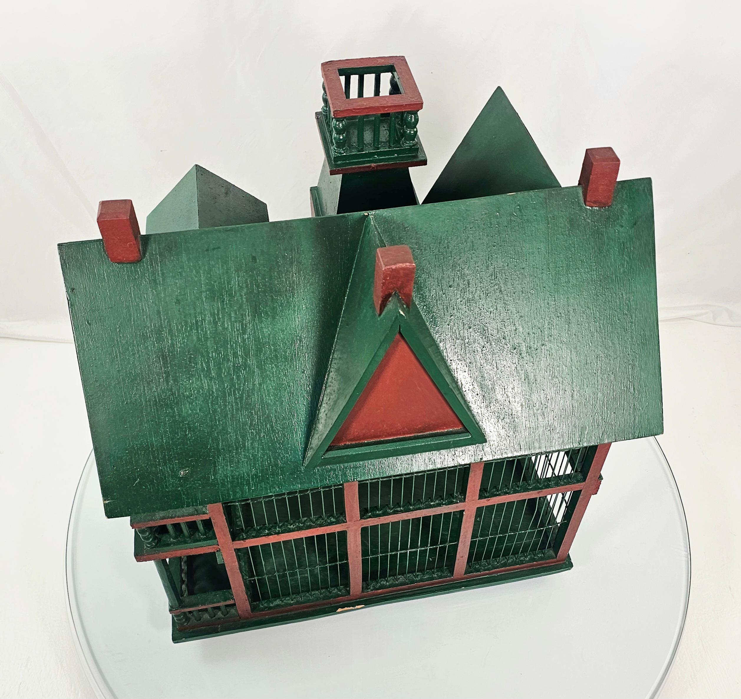 Si rompe in tre pezzi. 
Cupola, tetto e gabbia.
La porta è funzionante. 

Una gabbia per uccelli decorativa a forma di casa, spesso chiamata gabbia per uccelli in stile vittoriano o pan di zenzero per i suoi dettagli architettonici.
Design:
Imita