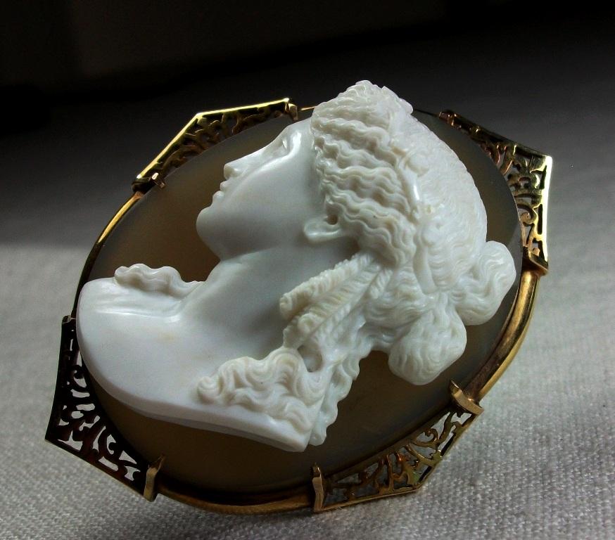 Antique Victorian Ariadne Hard Stone Cameo Brooch In Excellent Condition For Sale In London, GB