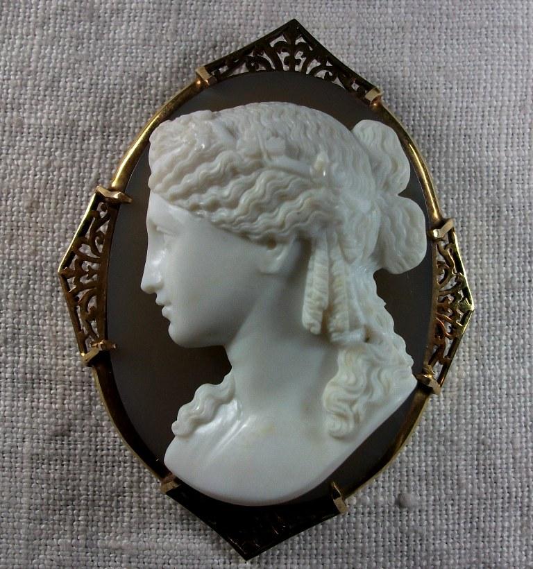 Antique Victorian Ariadne Hard Stone Cameo Brooch For Sale 1