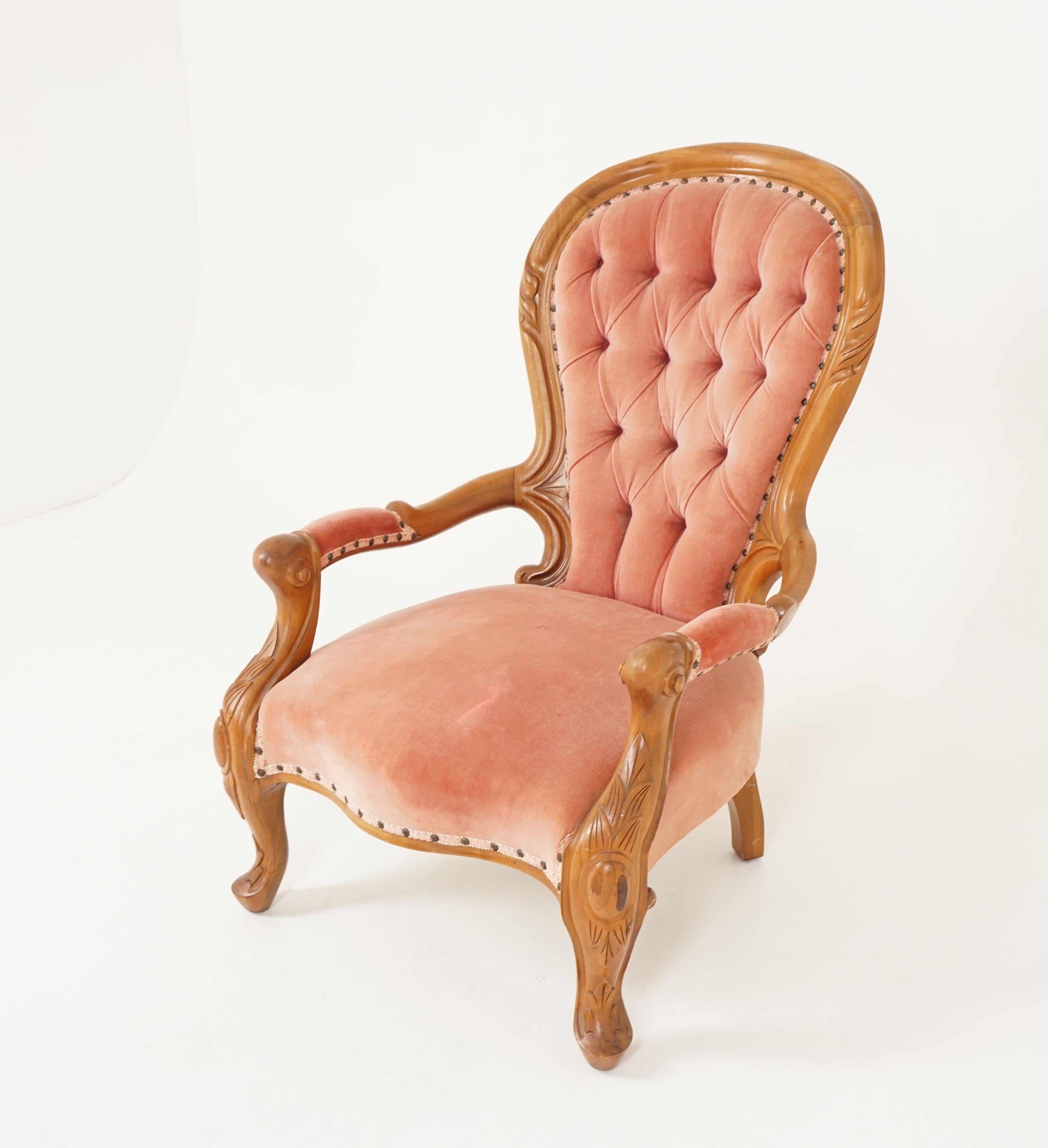 Antique Victorian arm chair, carved Walnut, button back, Scotland 1870, B2504

Scotland, 1870
Solid Walnut
Original finish
Carved detail to the upholstered button back
Large upholstered seat
The arm supports finishes in a scroll in front of the arm