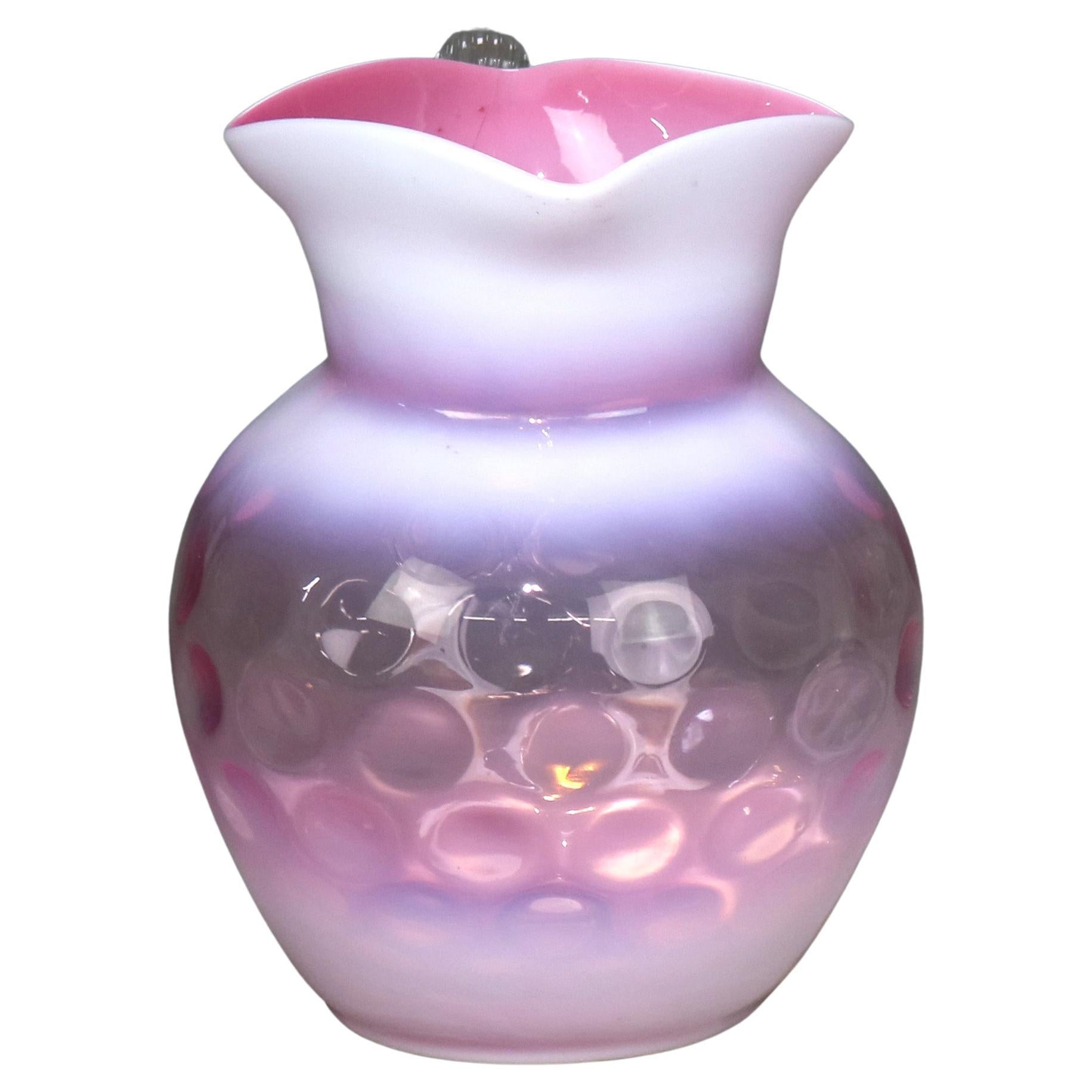 Pichet à eau canneberge en verre d'art victorien antique opalescent  Modèle avec poignée appliquée en roseau C1890

Mesures - 7 1/4