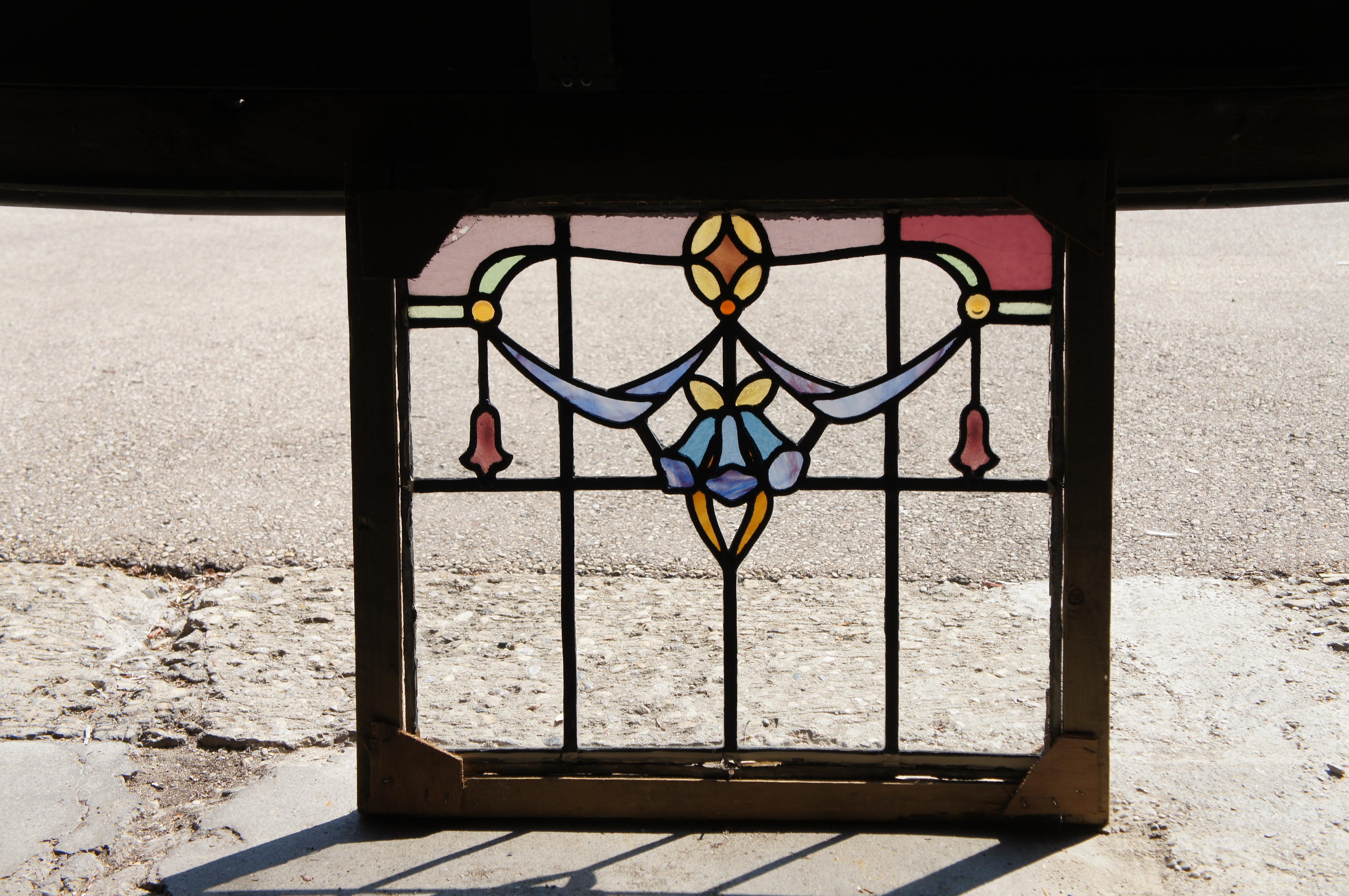 Vidriera emplomada antigua Victoriana Art Nouveau Panel Floral Enmarcado en Bastante bueno estado para la venta en Dayton, OH