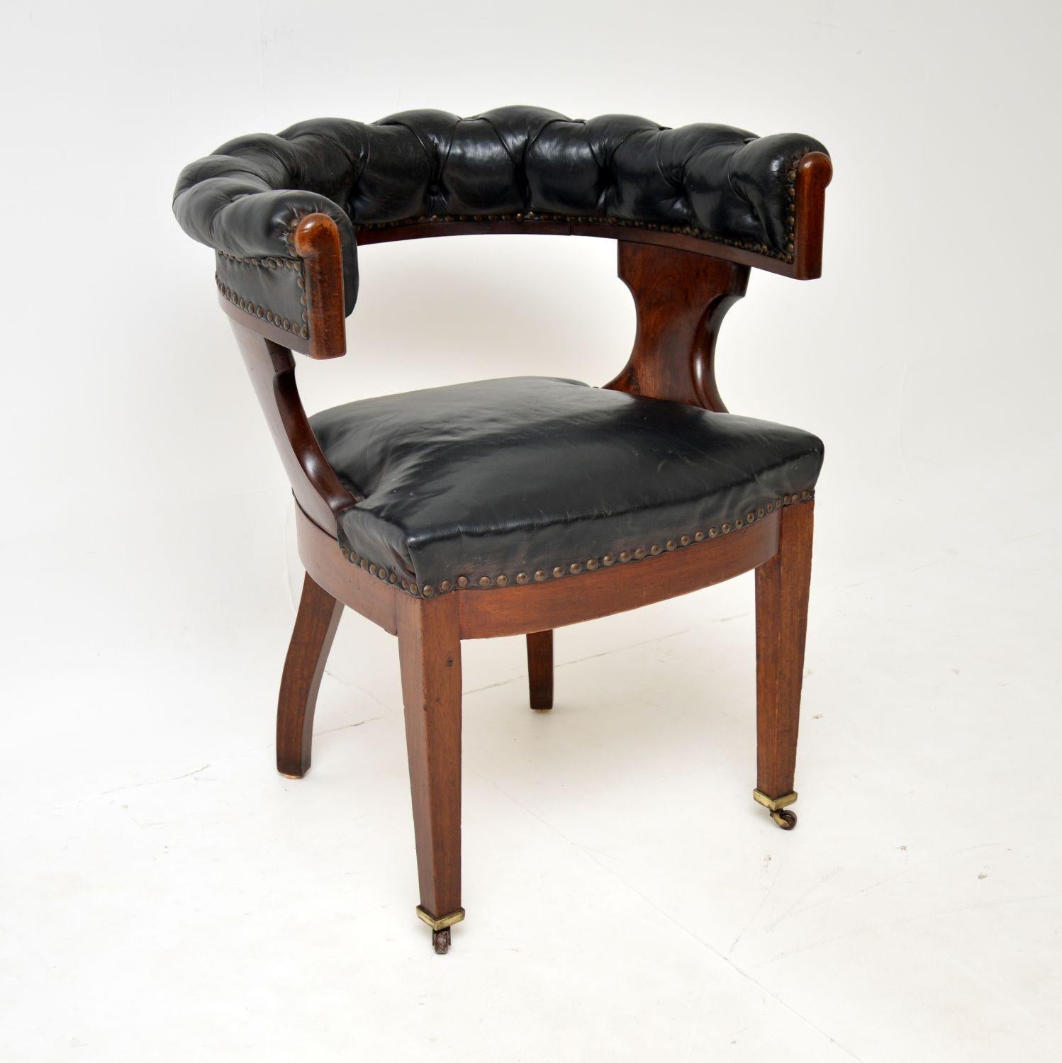 A superb antique Victorian period desk chair in leather and wood. This has a strong Arts & Crafts influence from the period, it dates from around 1880-1900.

The quality is amazing, this is a great size and is very comfortable. The seating area is