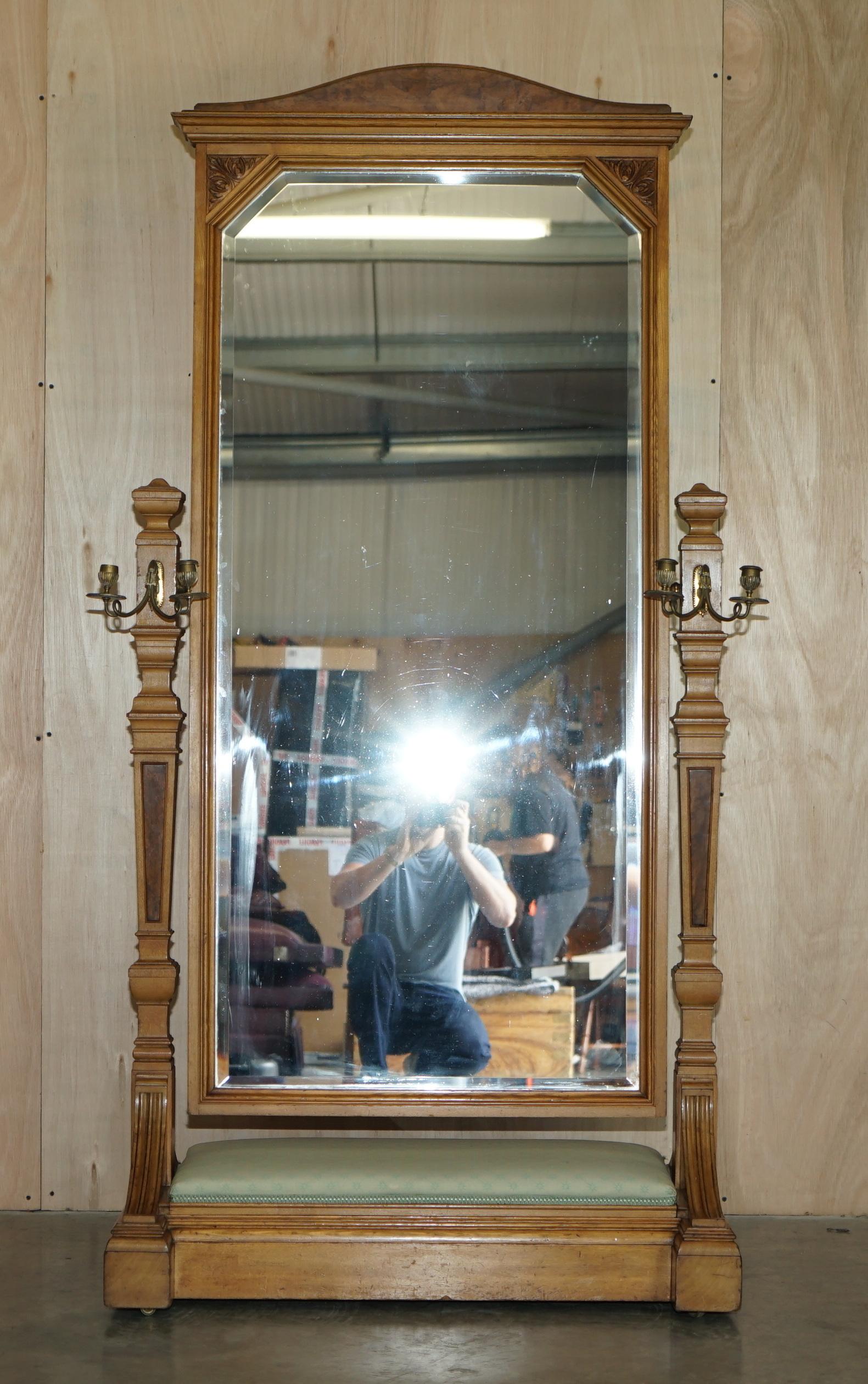 Nous sommes ravis d'offrir ce superbe miroir chevalier en frêne et ronce de noyer du mouvement esthétique Gillows de Lancaster, avec deux appliques à bougie

Quelle trouvaille, dans le monde des miroirs de cheval, celui-ci est de la tête et des