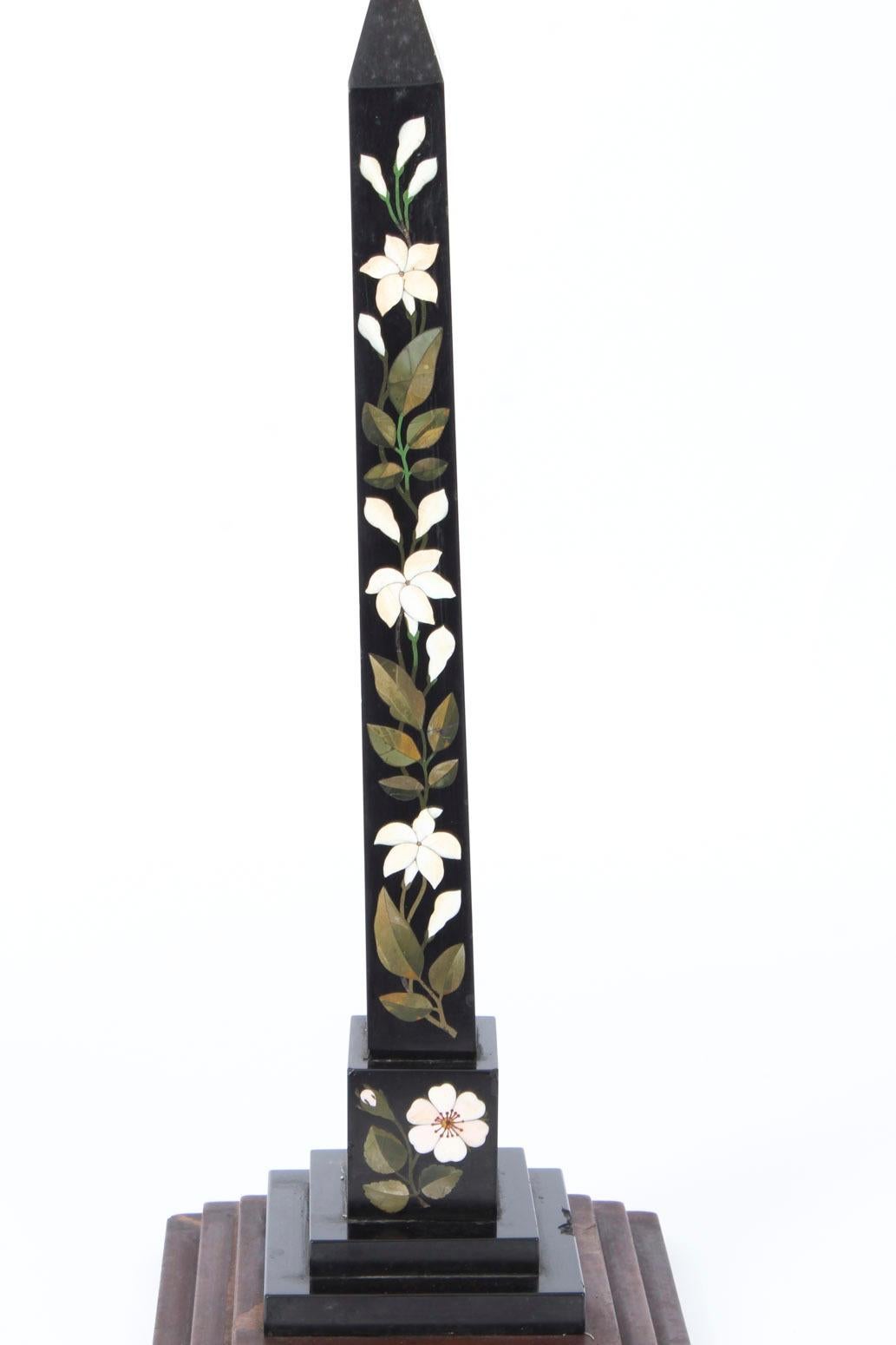 Inglese Obelisco in marmo di Ashford in pietra dura del XIX secolo in vendita
