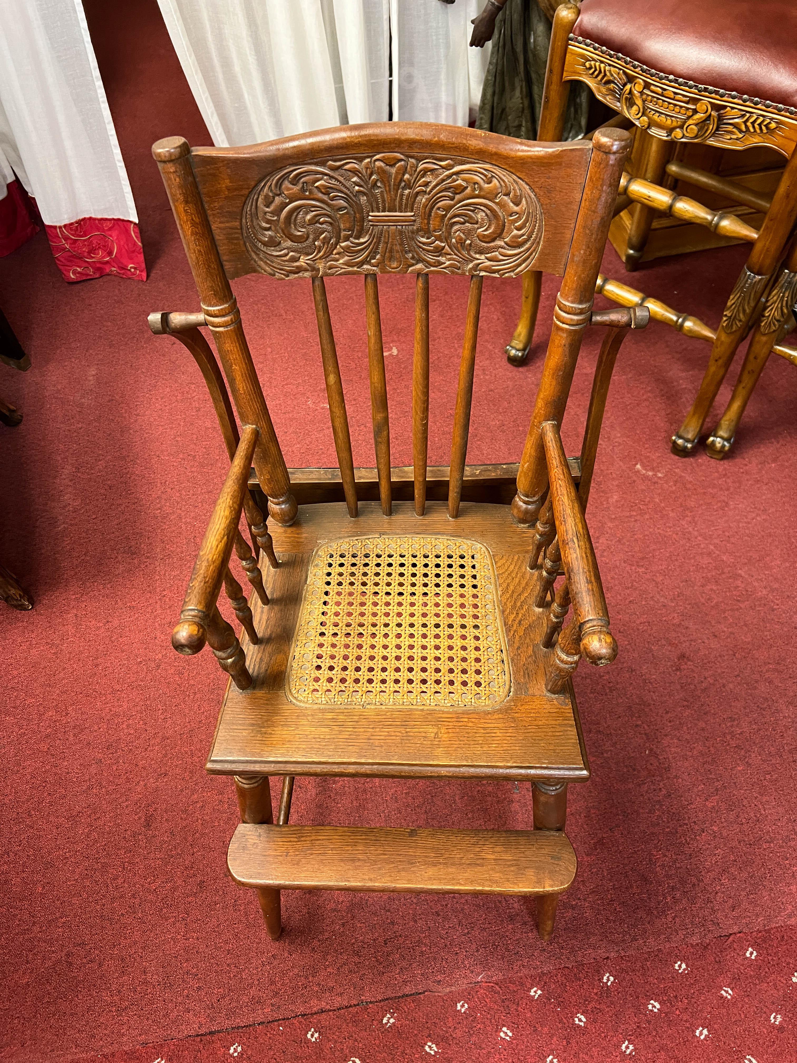 Chaise haute pour bébé victorienne ancienne en vente 5