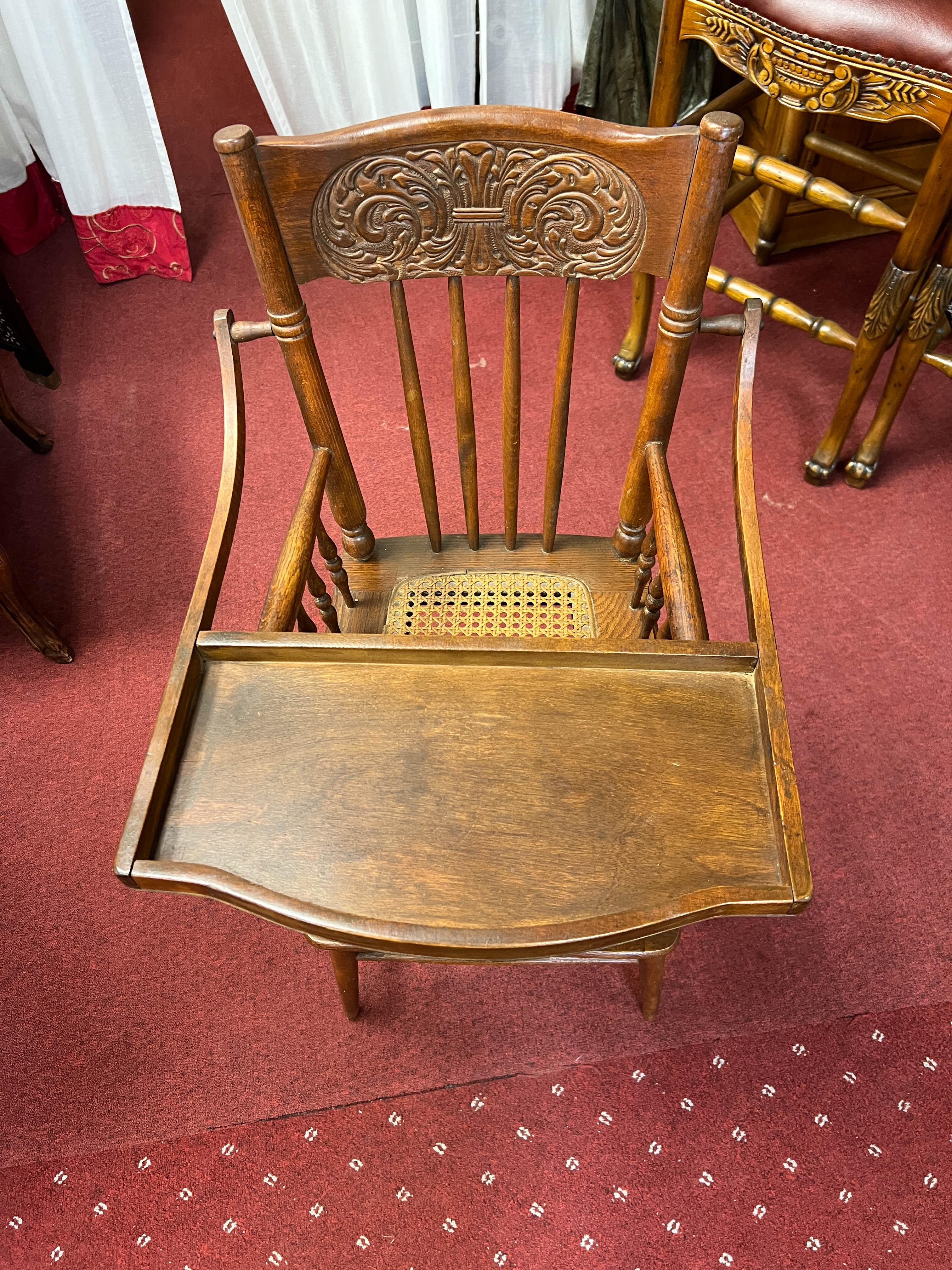 Chaise haute pour bébé victorienne ancienne en vente 1