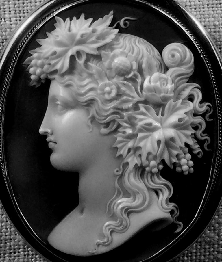 Antique Victorian Bacchante Shell Cameo Brooch In Excellent Condition In London, GB