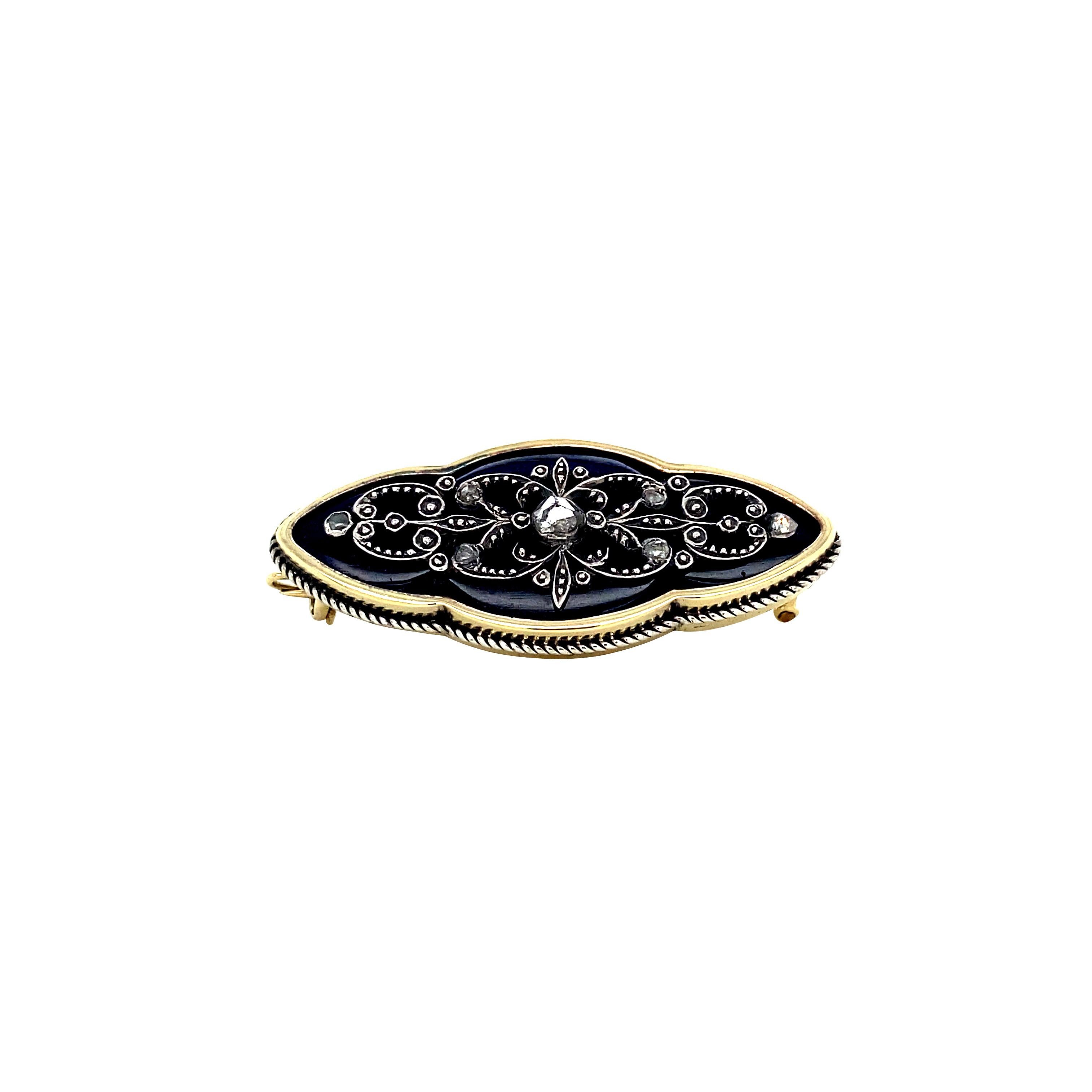 Este broche de la época victoriana, que recuerda el centelleo de las estrellas en el cielo nocturno, lleva diamantes rosas engastados sobre cristal azul cobalto. Los anillos de estilo similar que presentaban diamantes preciosos con cristal de