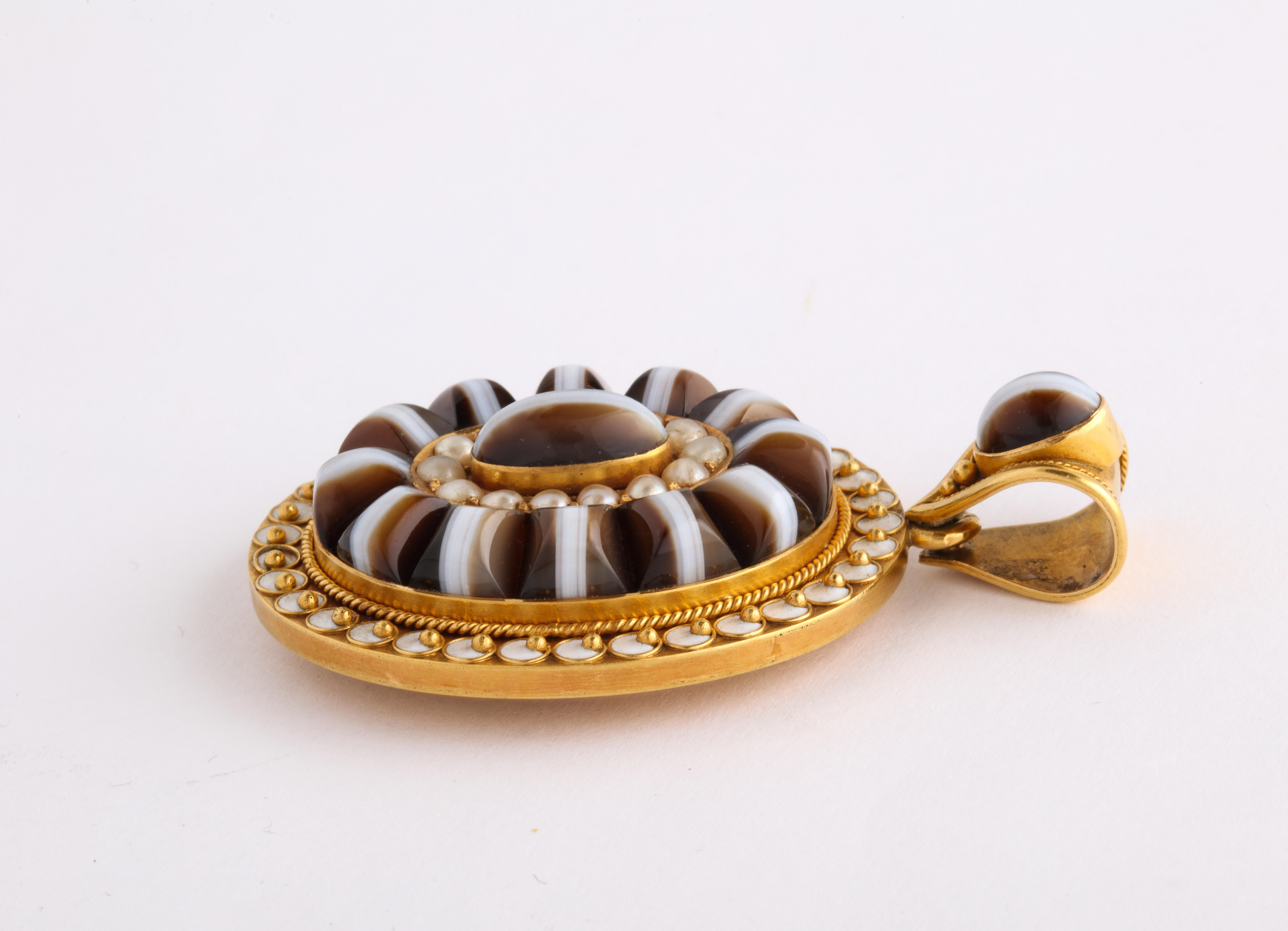 Victorien Pendentif victorien ancien en or 15 carats avec bandes d'agate et perles en vente