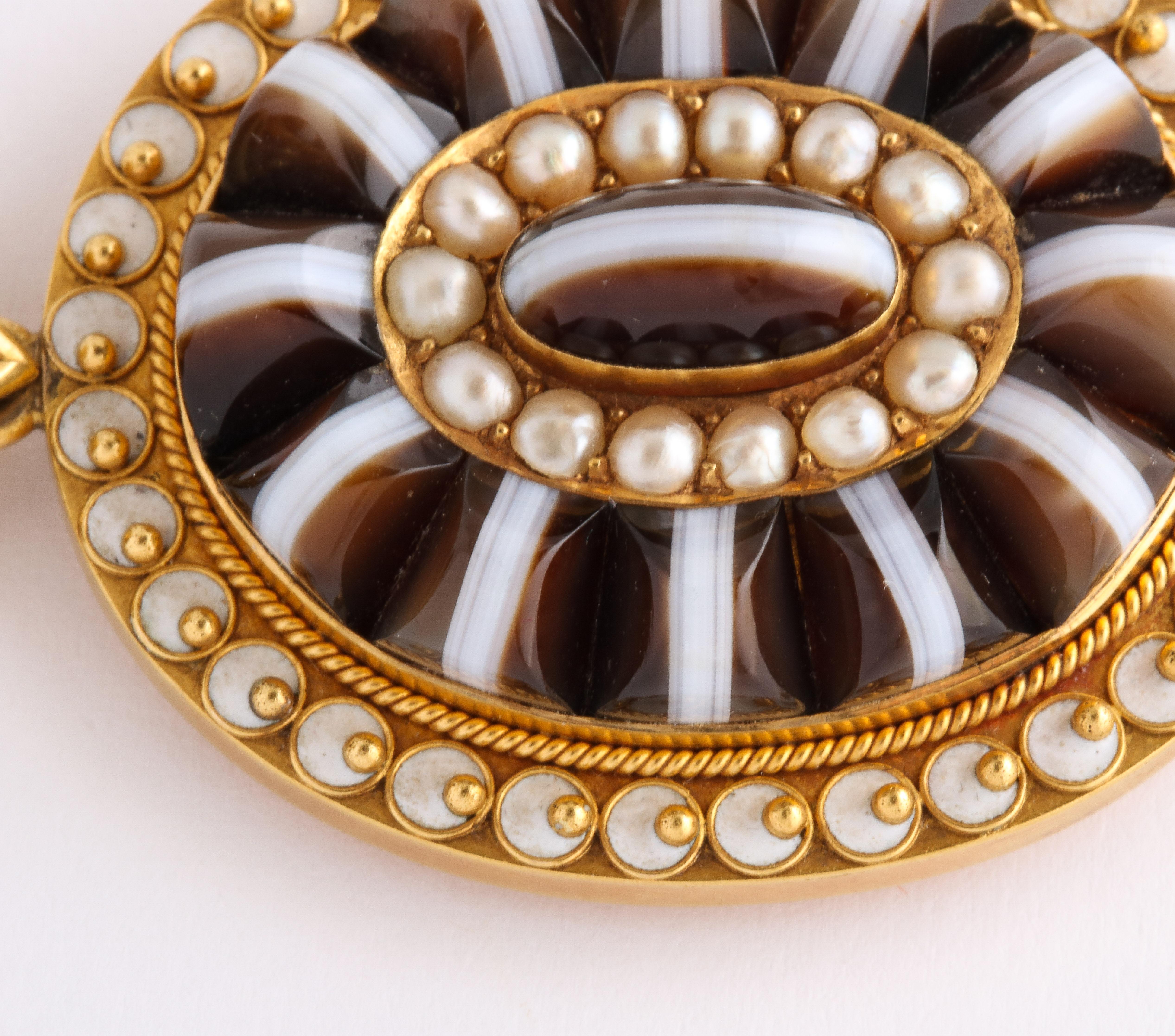 Taille mixte Pendentif victorien ancien en or 15 carats avec bandes d'agate et perles en vente