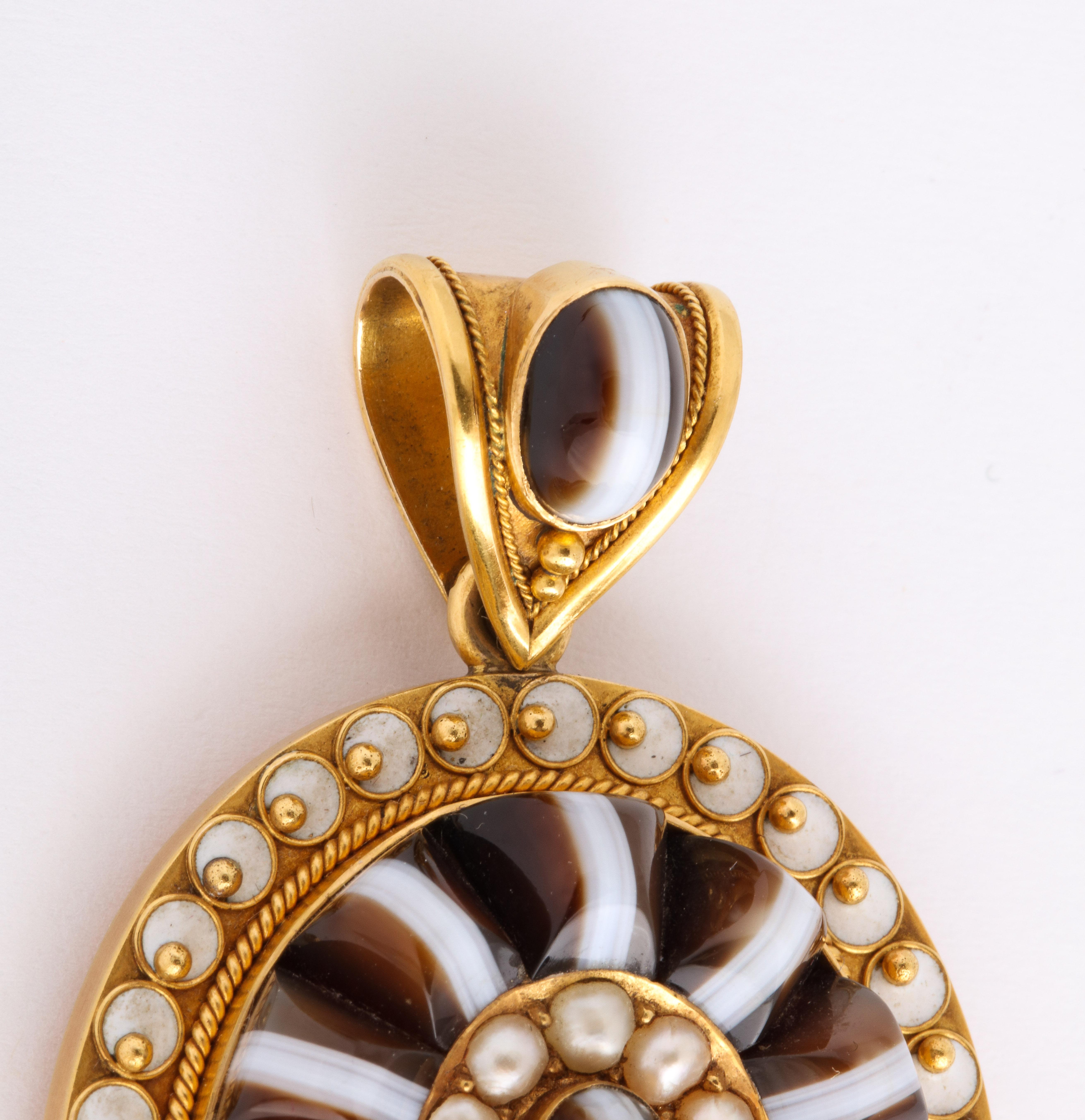 Pendentif victorien ancien en or 15 carats avec bandes d'agate et perles Unisexe en vente