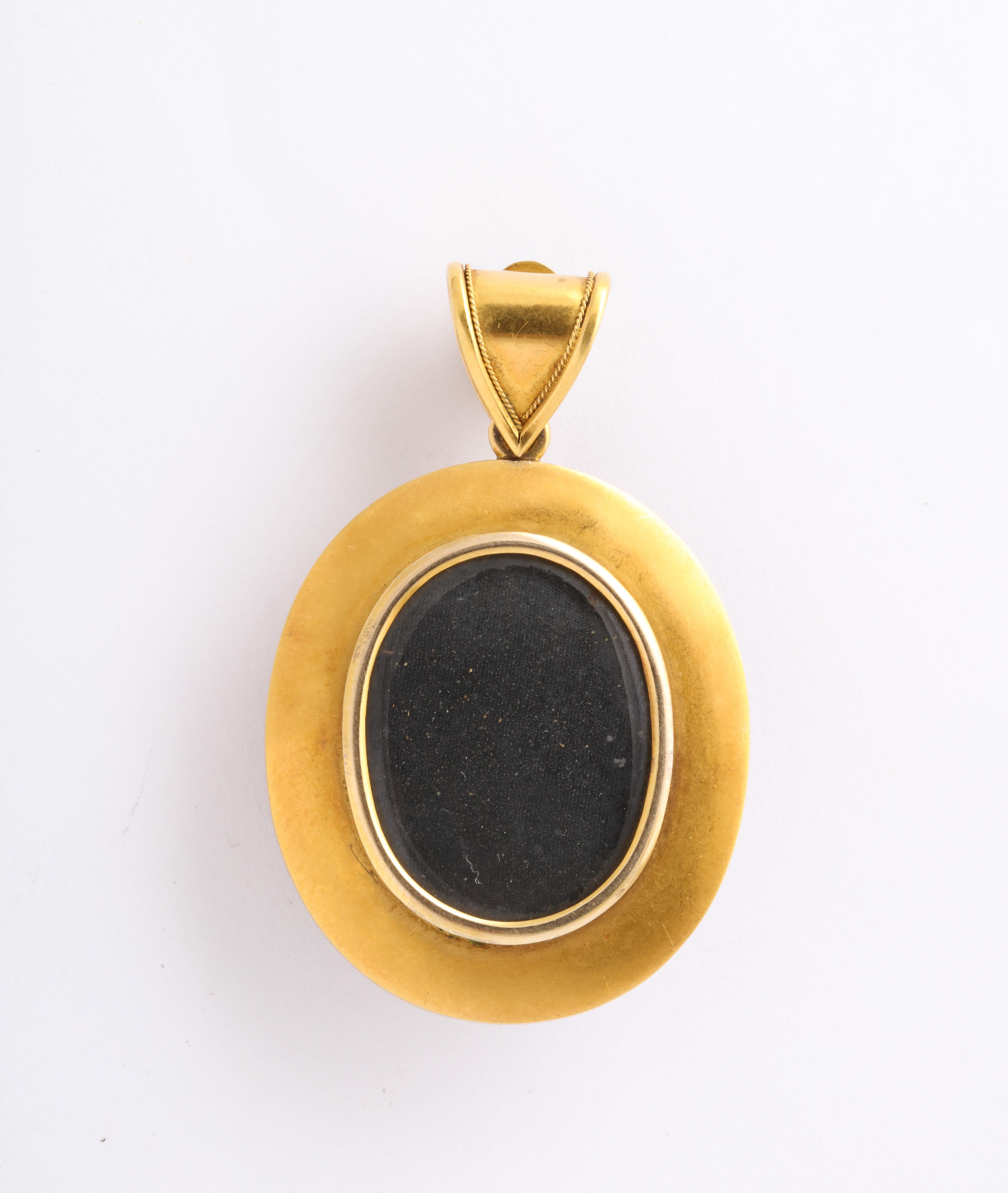 Pendentif victorien ancien en or 15 carats avec bandes d'agate et perles en vente 1
