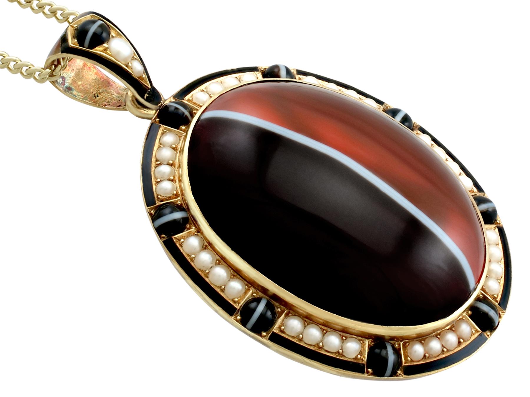 Antique Victorian Banded Agate and Seed Pearl Yellow Gold Locket In Excellent Condition In Jesmond, Newcastle Upon Tyne