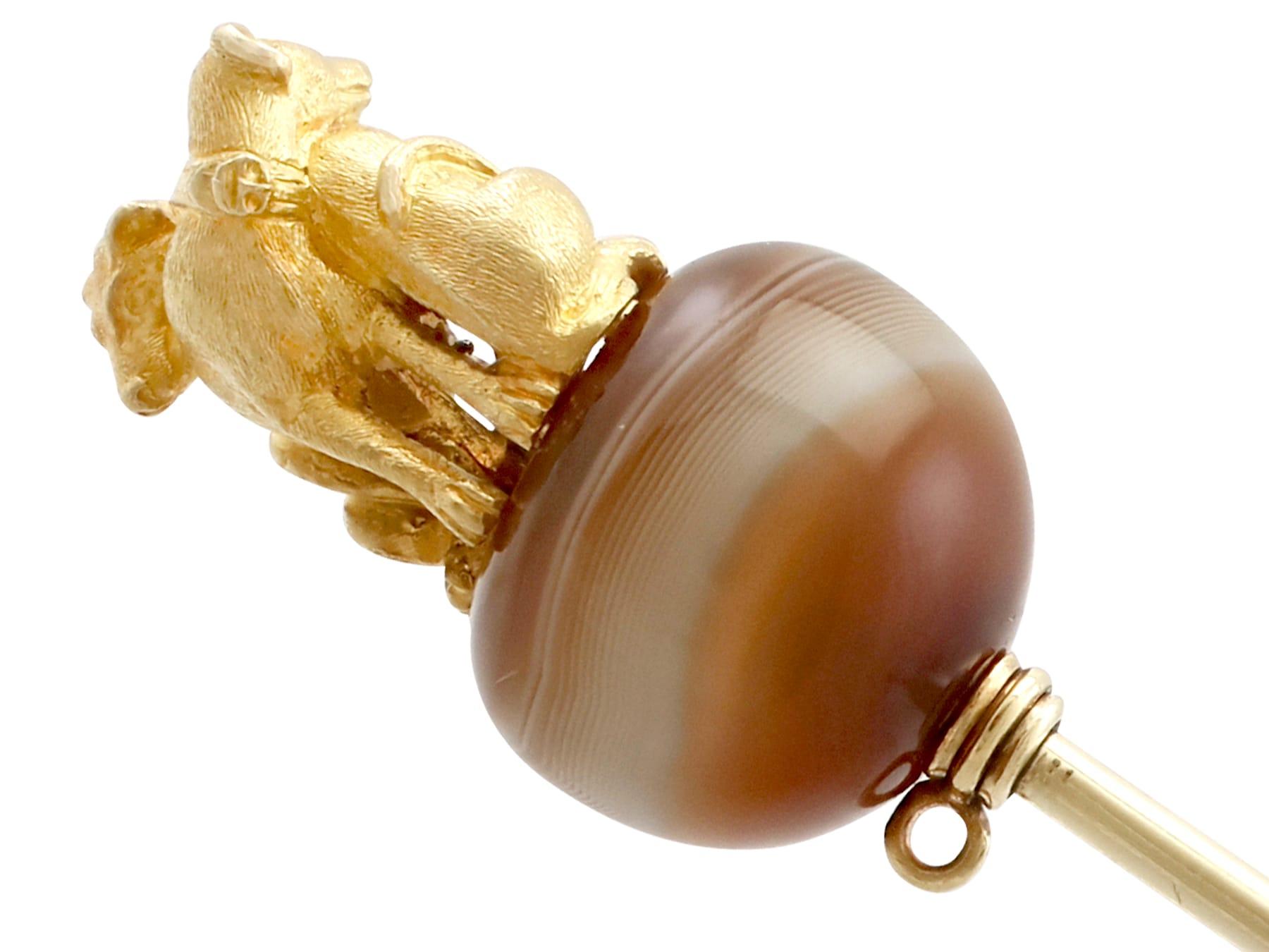 Cabochon Antique Victorian Banded Agate and Yellow Gold Pin Brooch For Sale